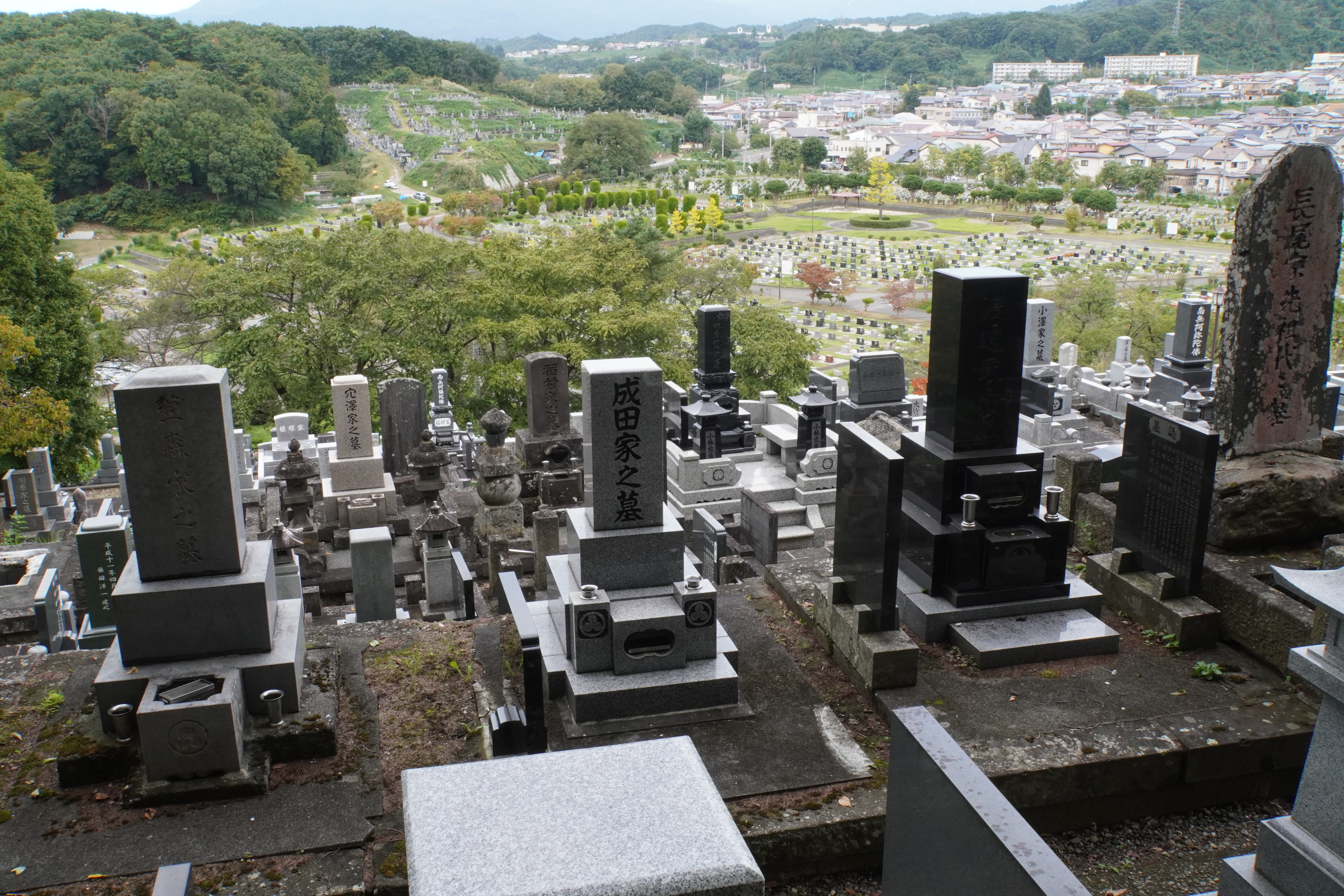 sehr großer Friedhof