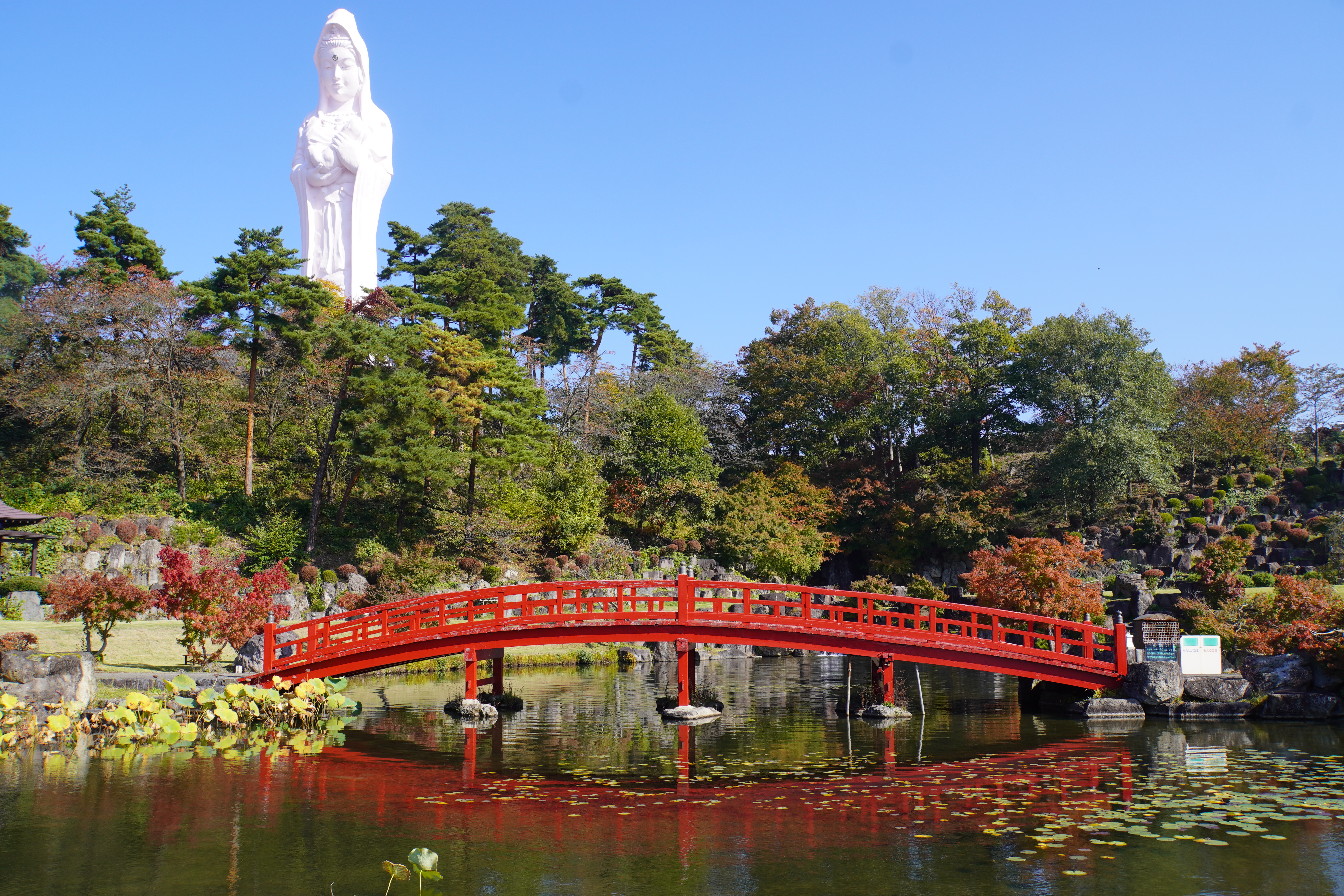 kleiner See mit Buddha Statue