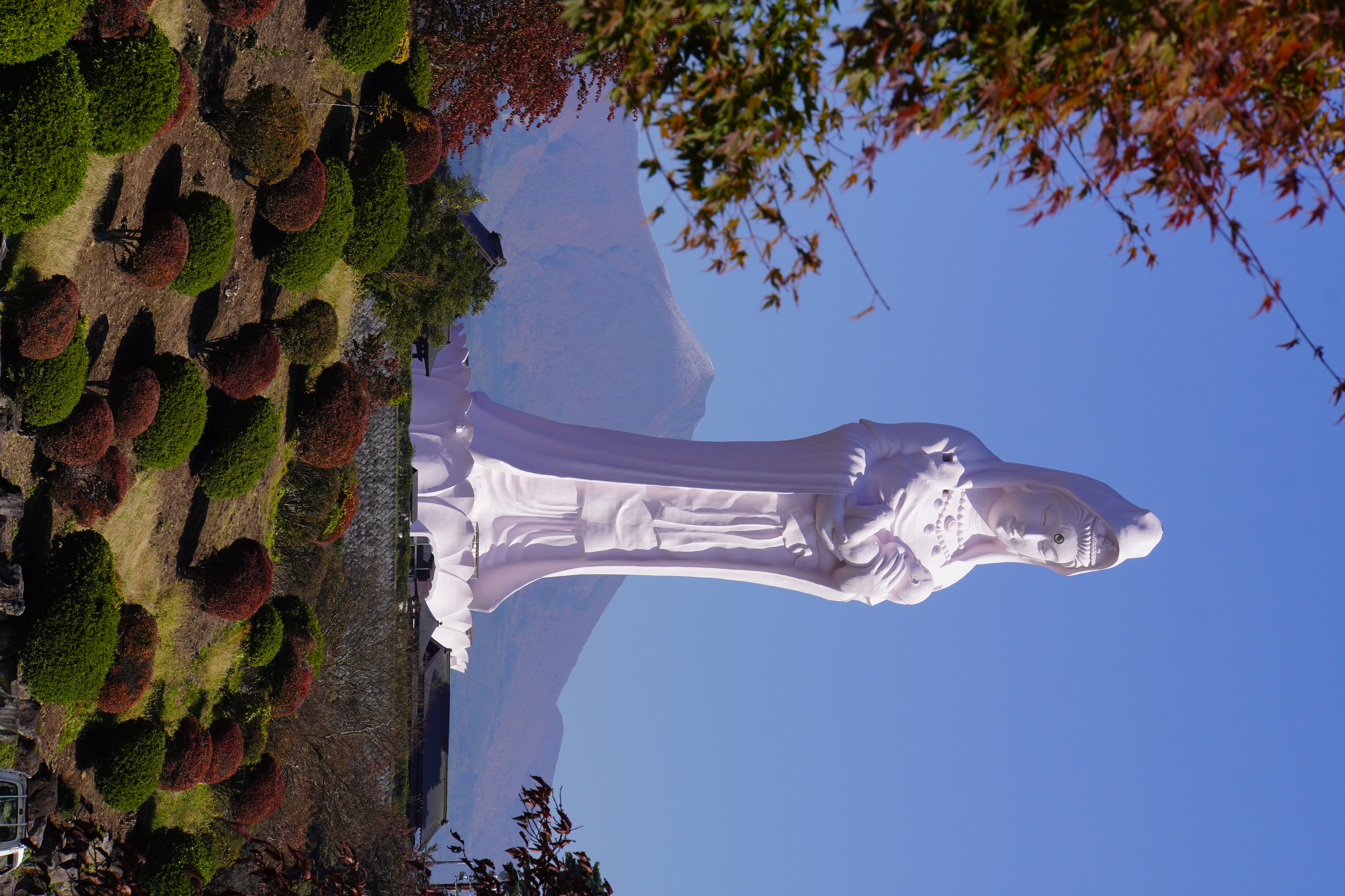 Buddha Statue vor Berg