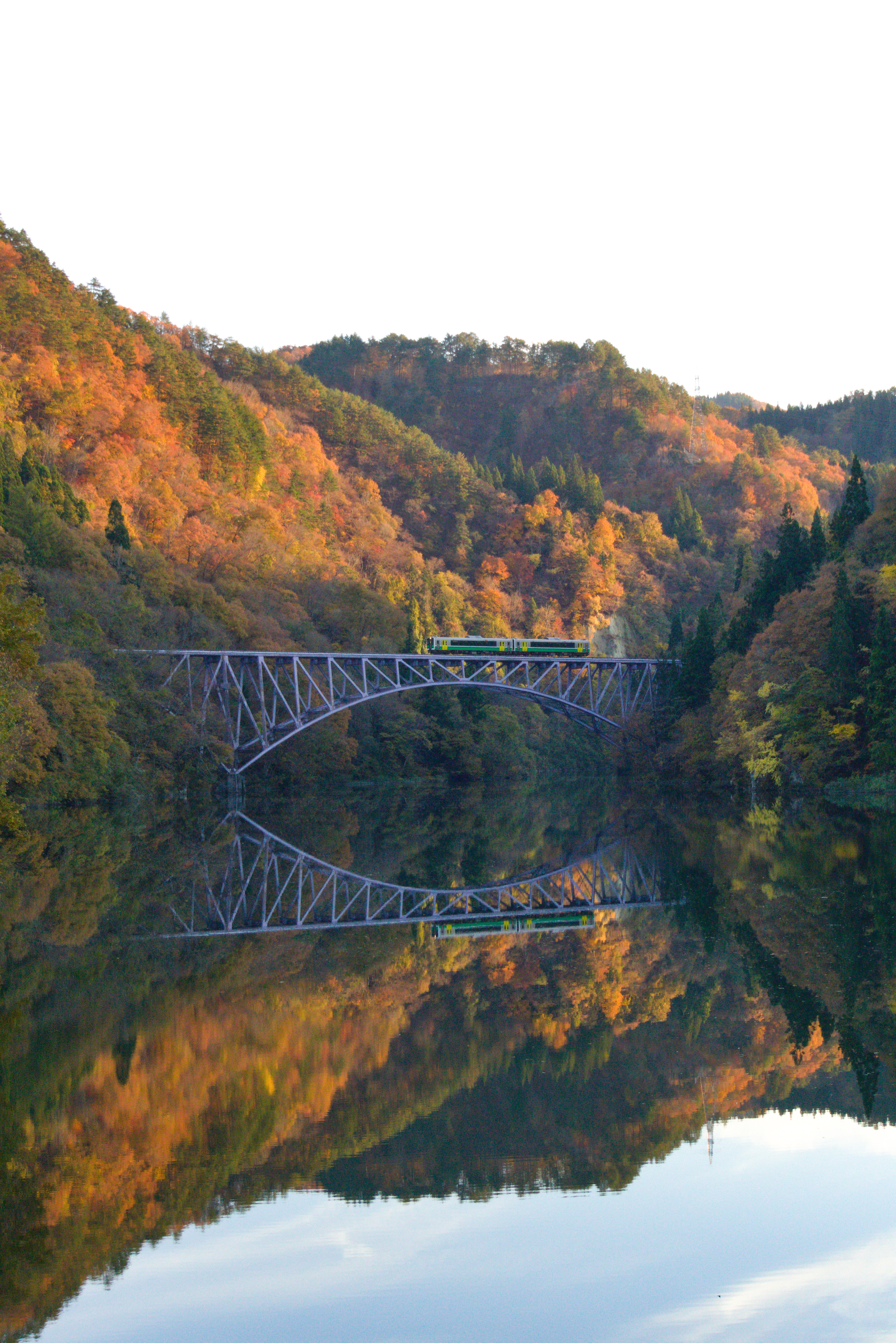 Ausblick bei schöne Brücke mit Zug von der anderen Seite
