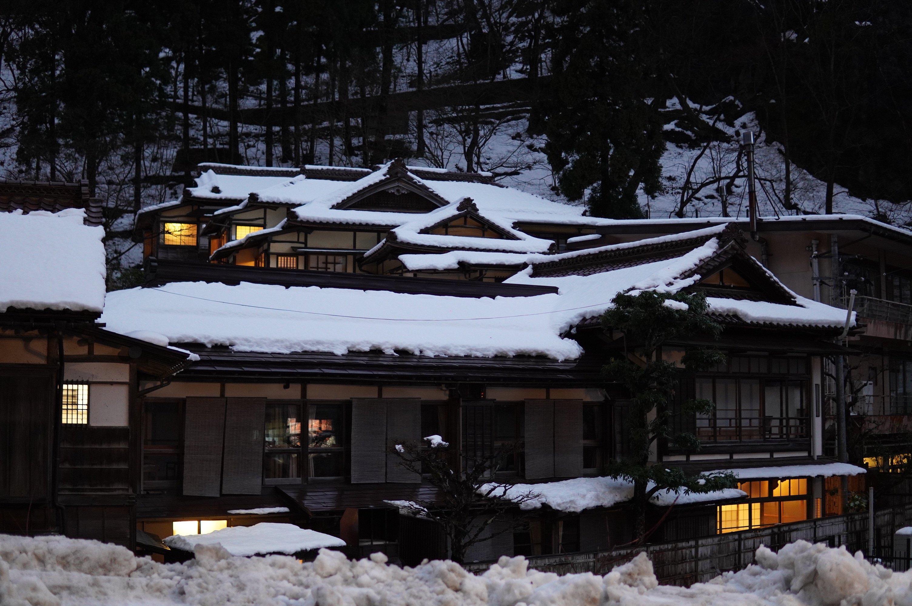 Häuser in Onsen Region bei Nacht