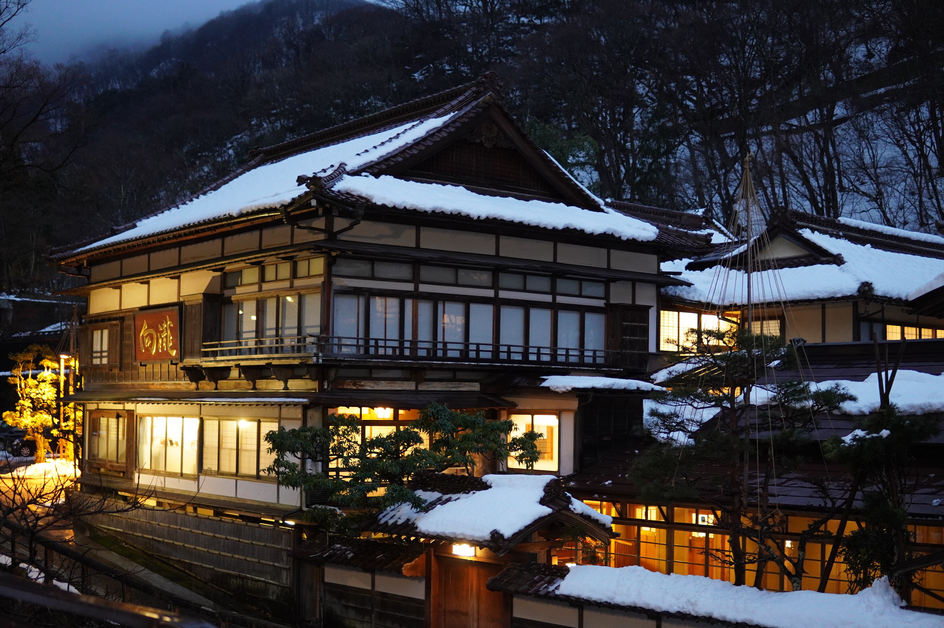 Hotel in Onsen Region bei Nacht