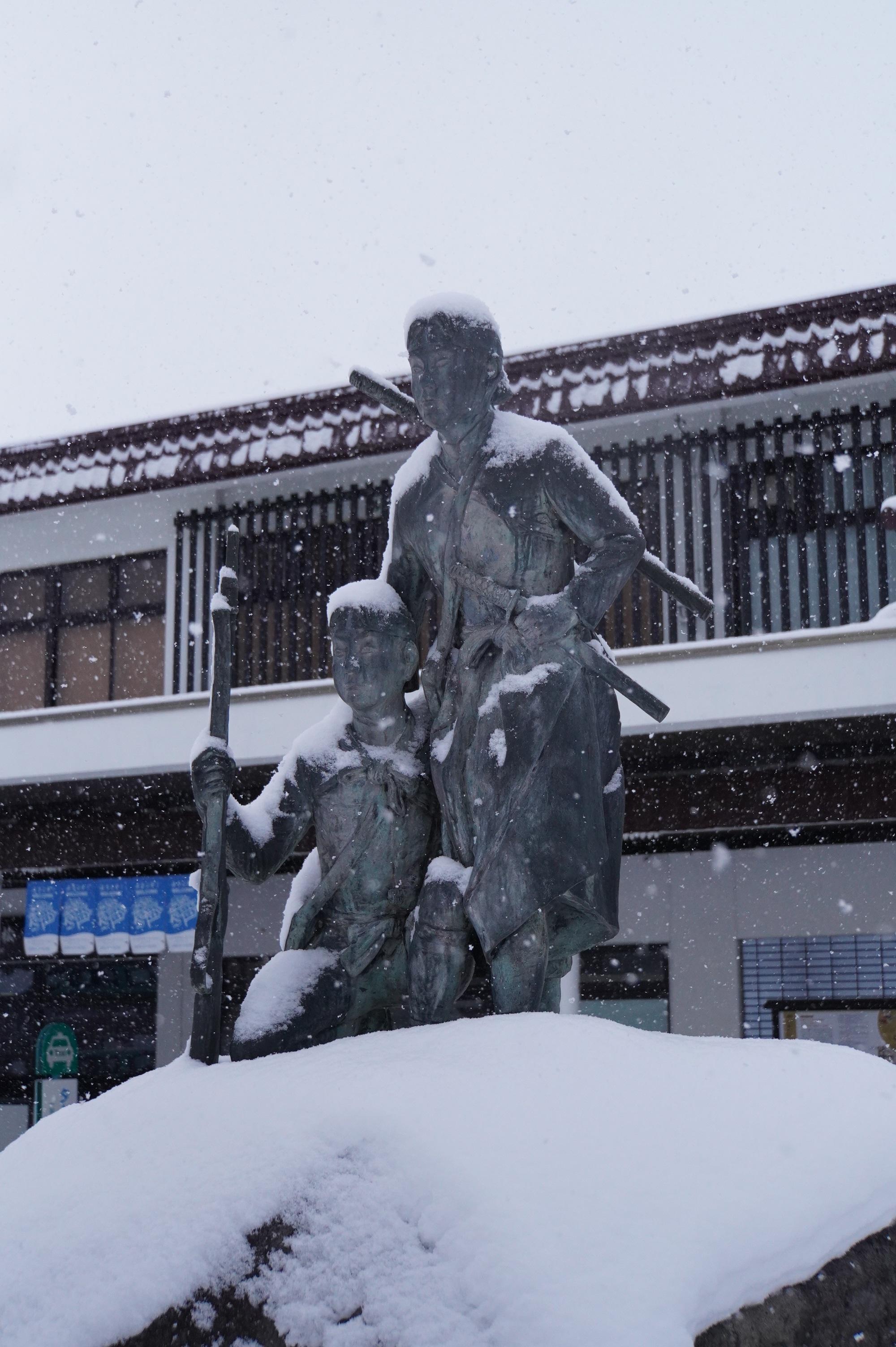 Samurai Statue im Schnee
