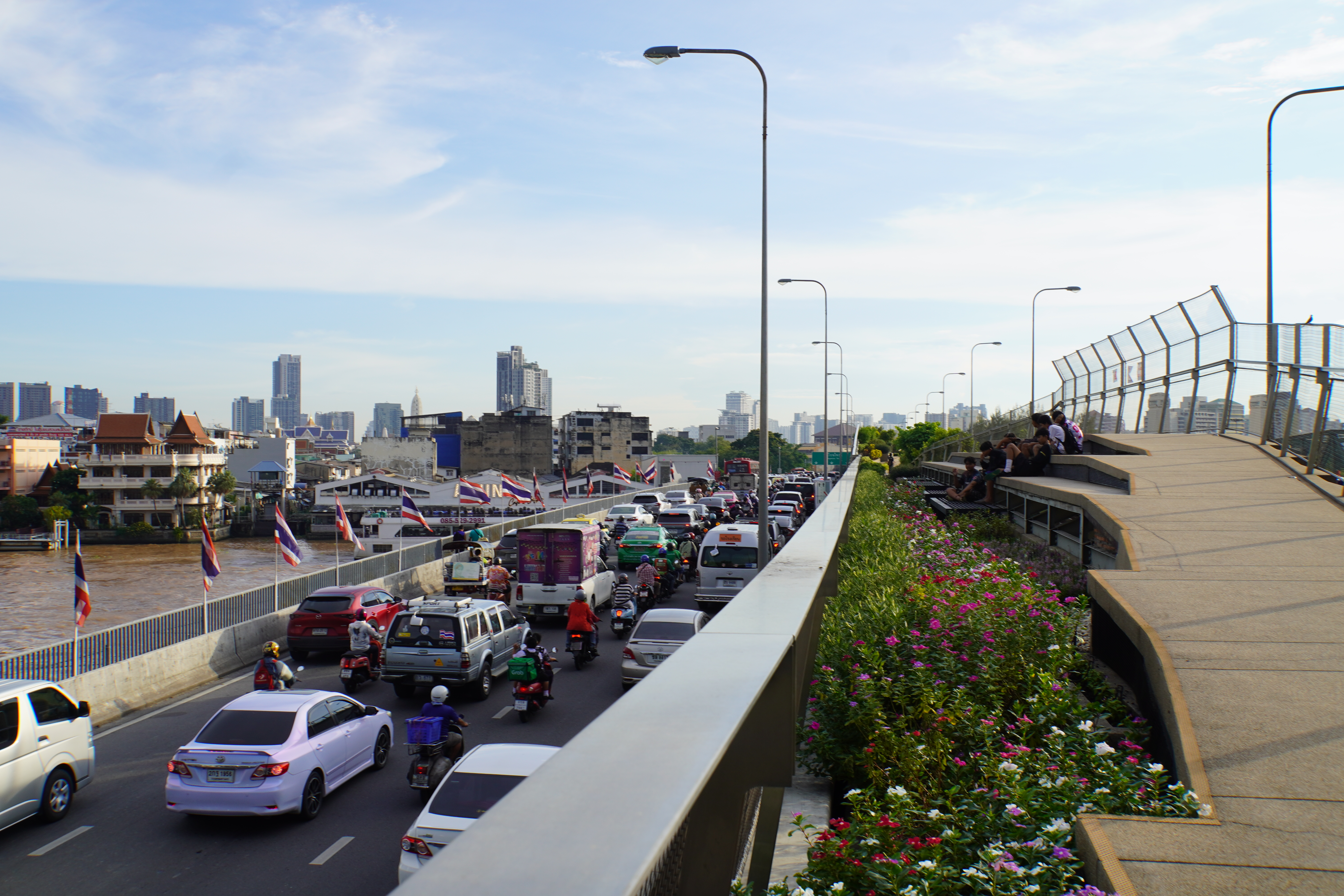 großer Straße neben großer Brücke