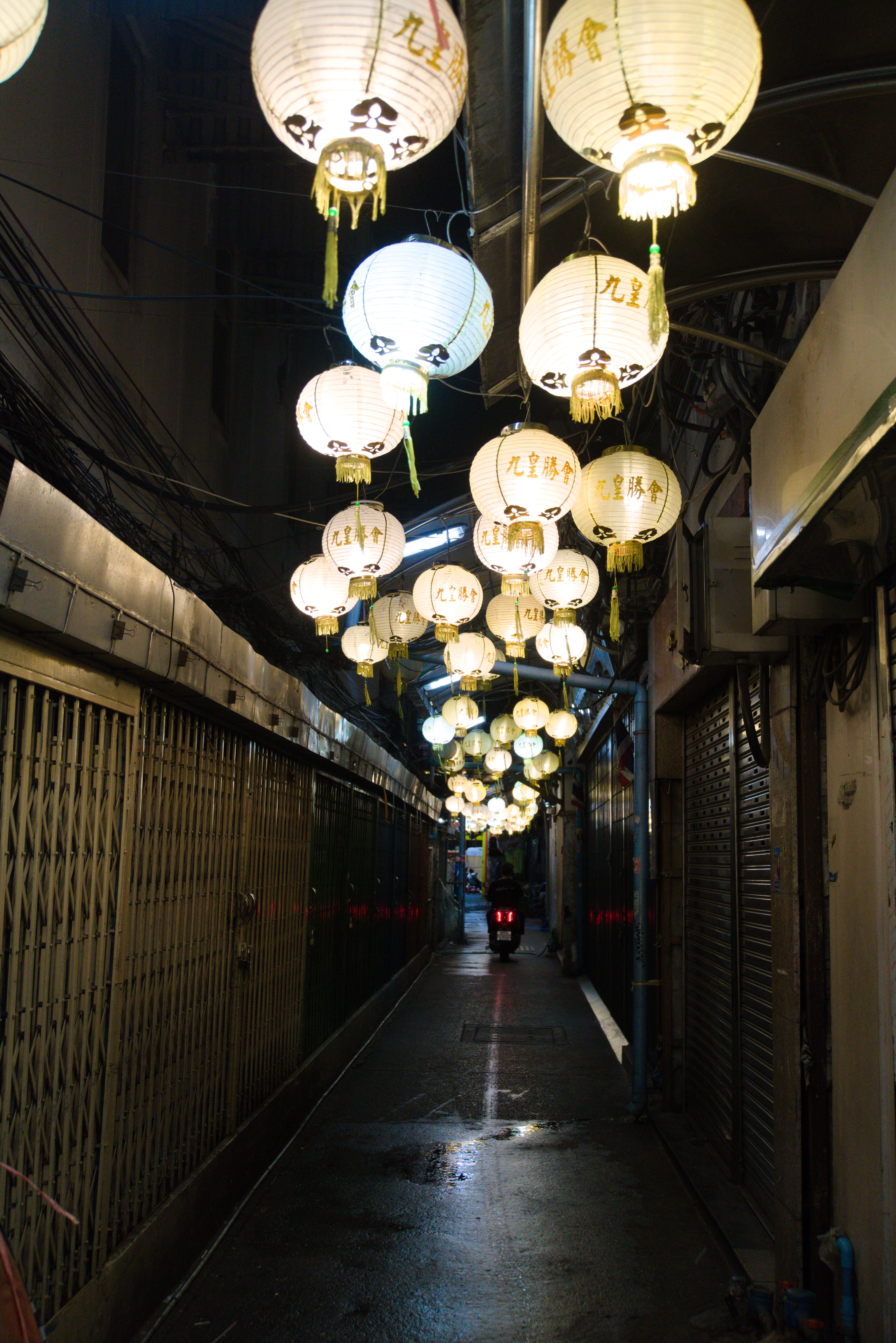 Moped in kleiner Gasse