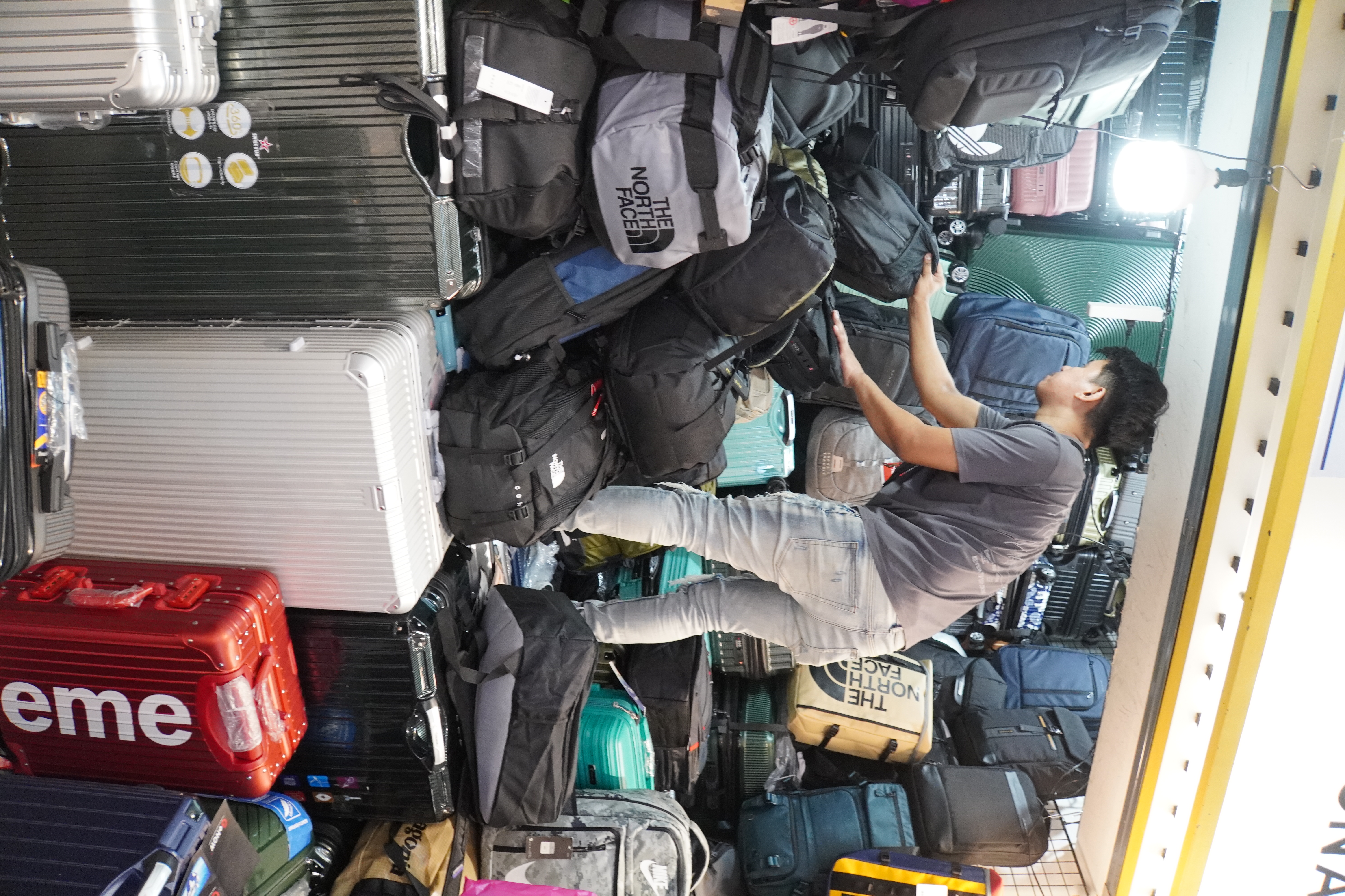 Sehr volles Taschengeschäft