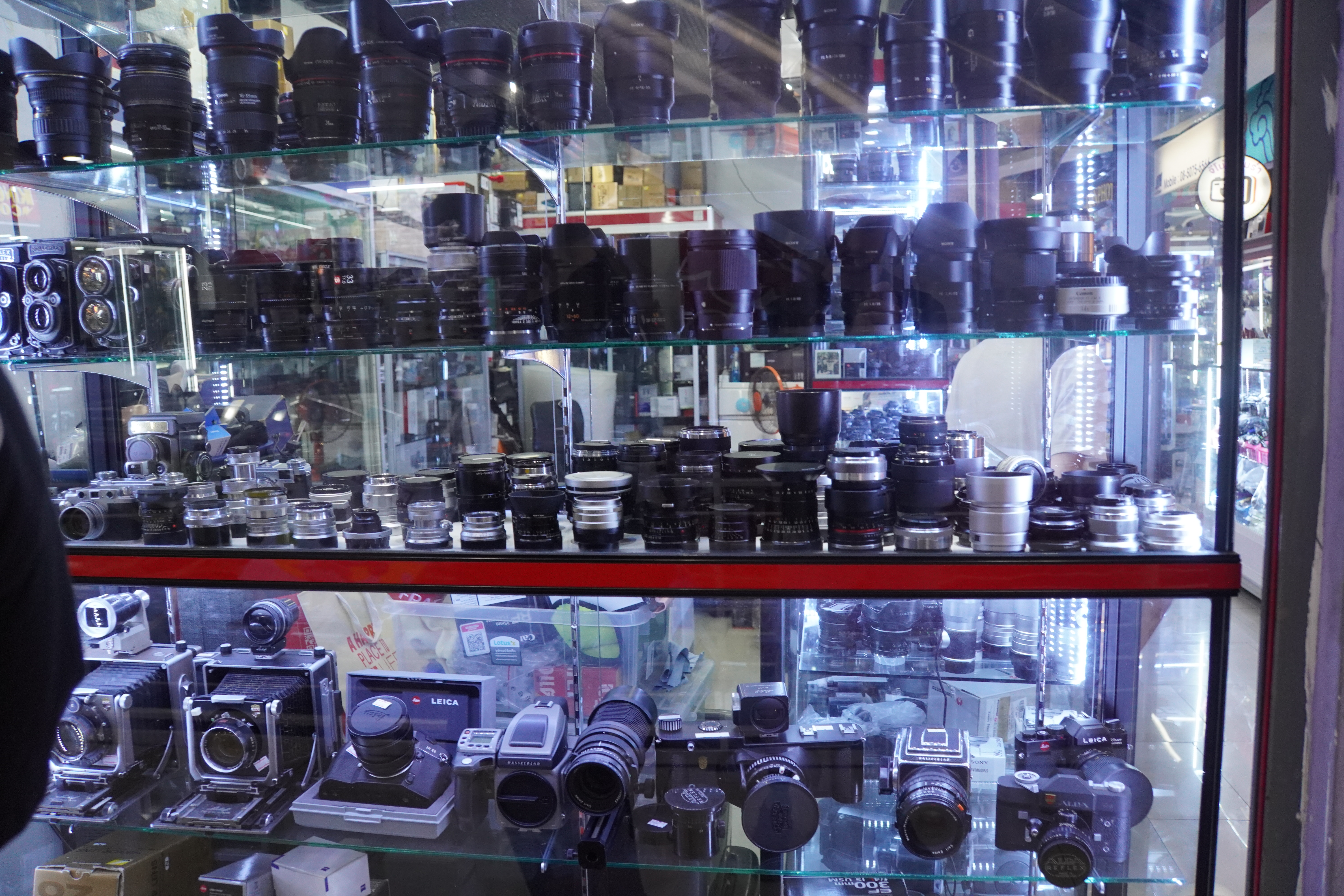 großes Geschäft mit Kamera Objektiven