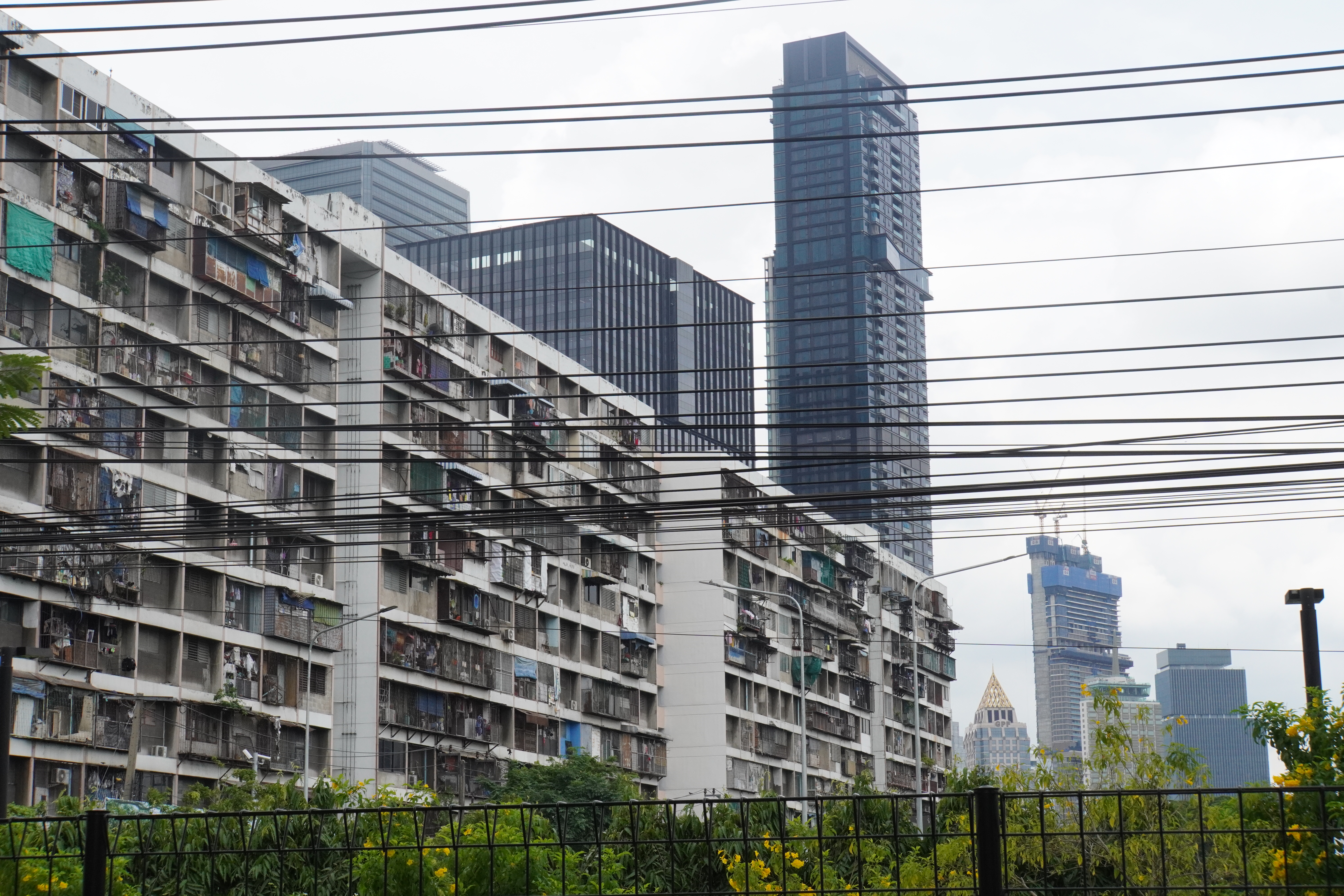 schöne Hochhäuser vor günstigem Hochhaus