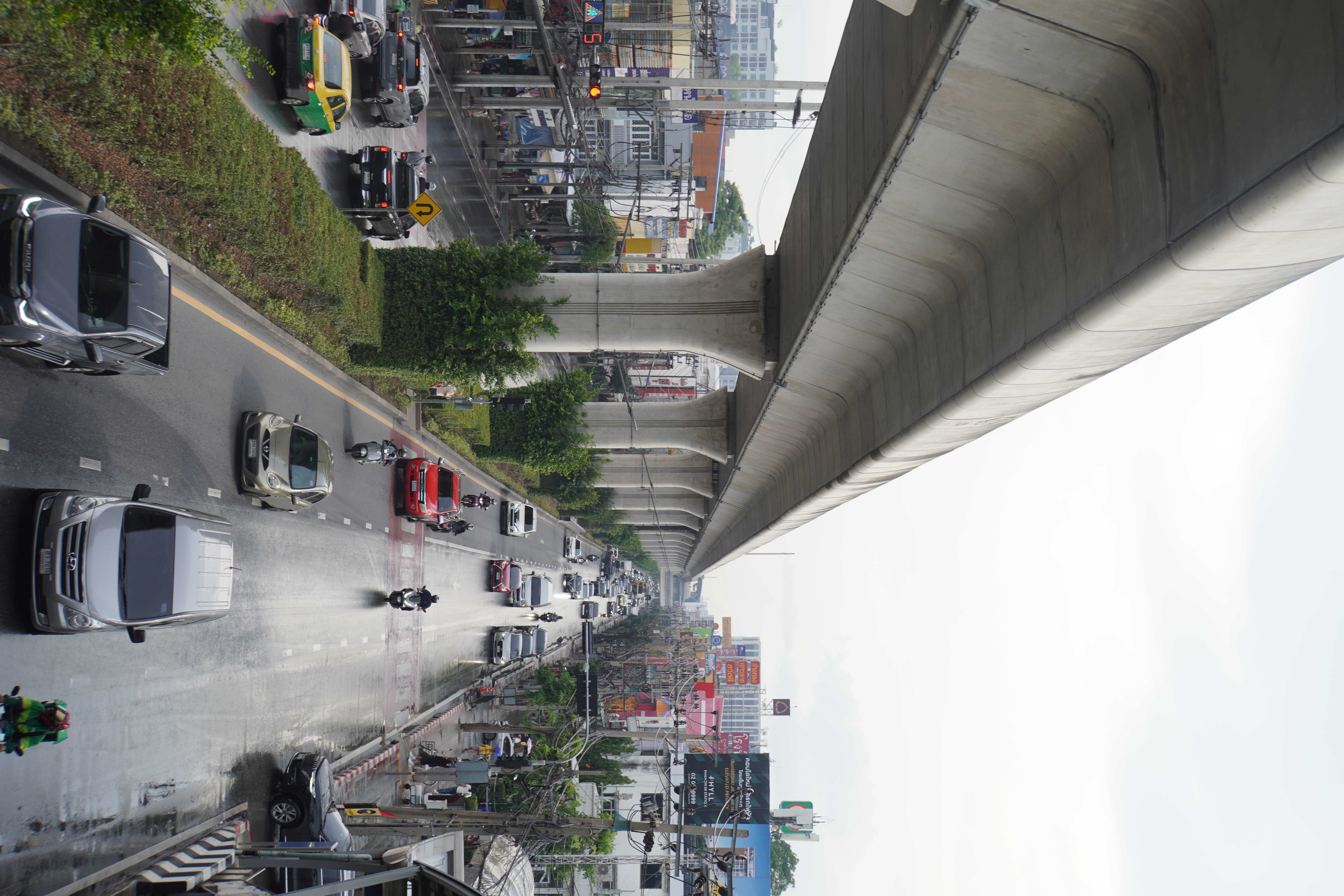 Skytrain über der Straße