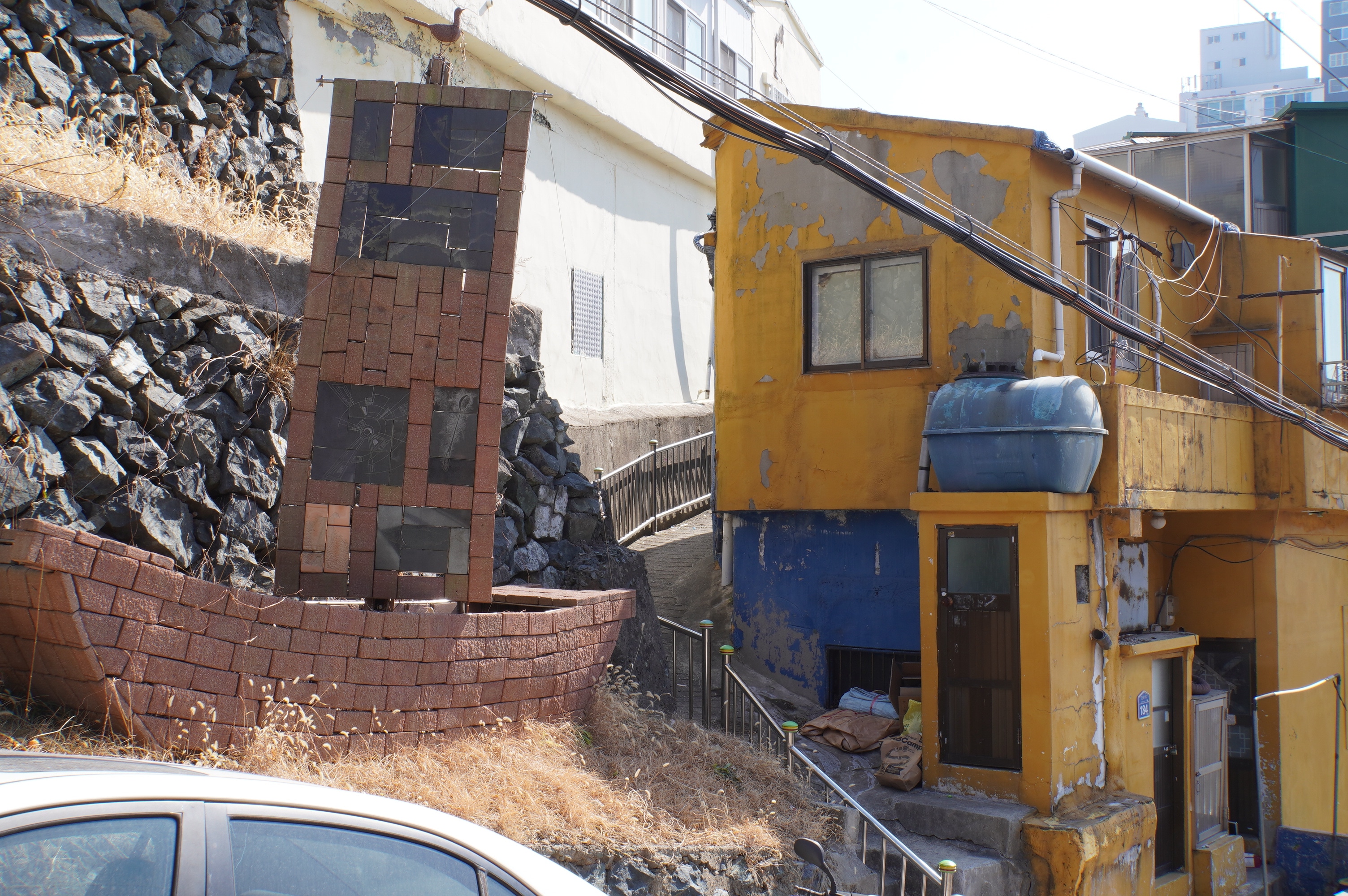 Steinboot vor kaputtem Haus