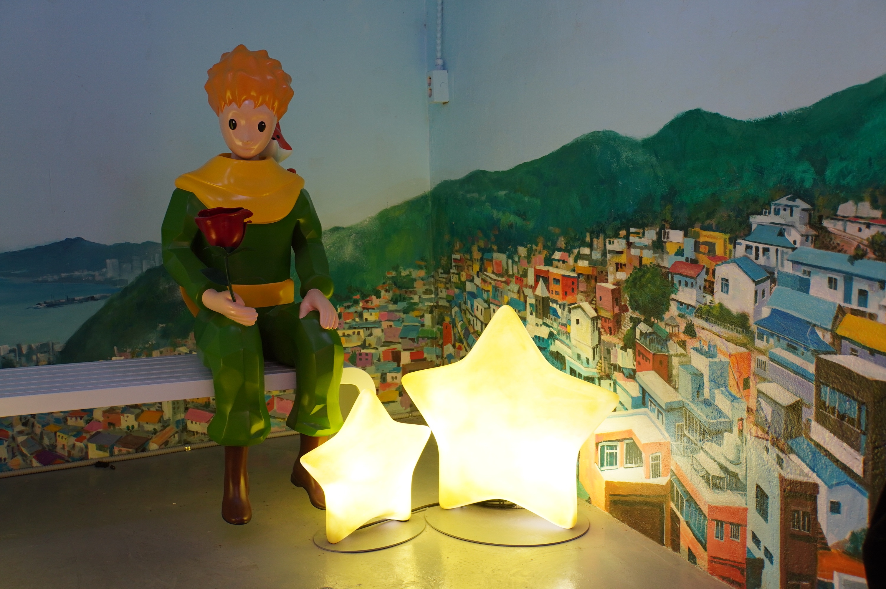 kleiner Prinz vor gemaltem Culture Village