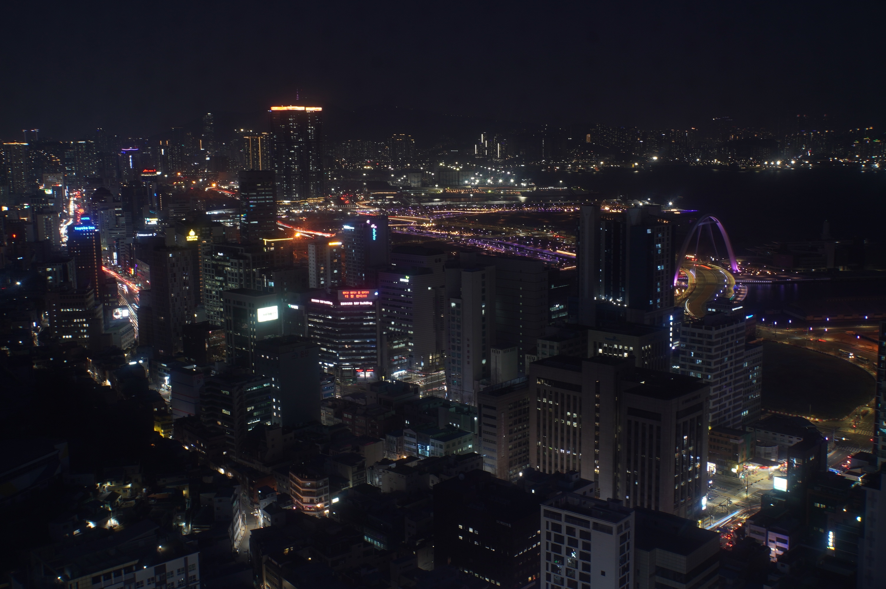 Sicht auf die Stadt in der Nacht