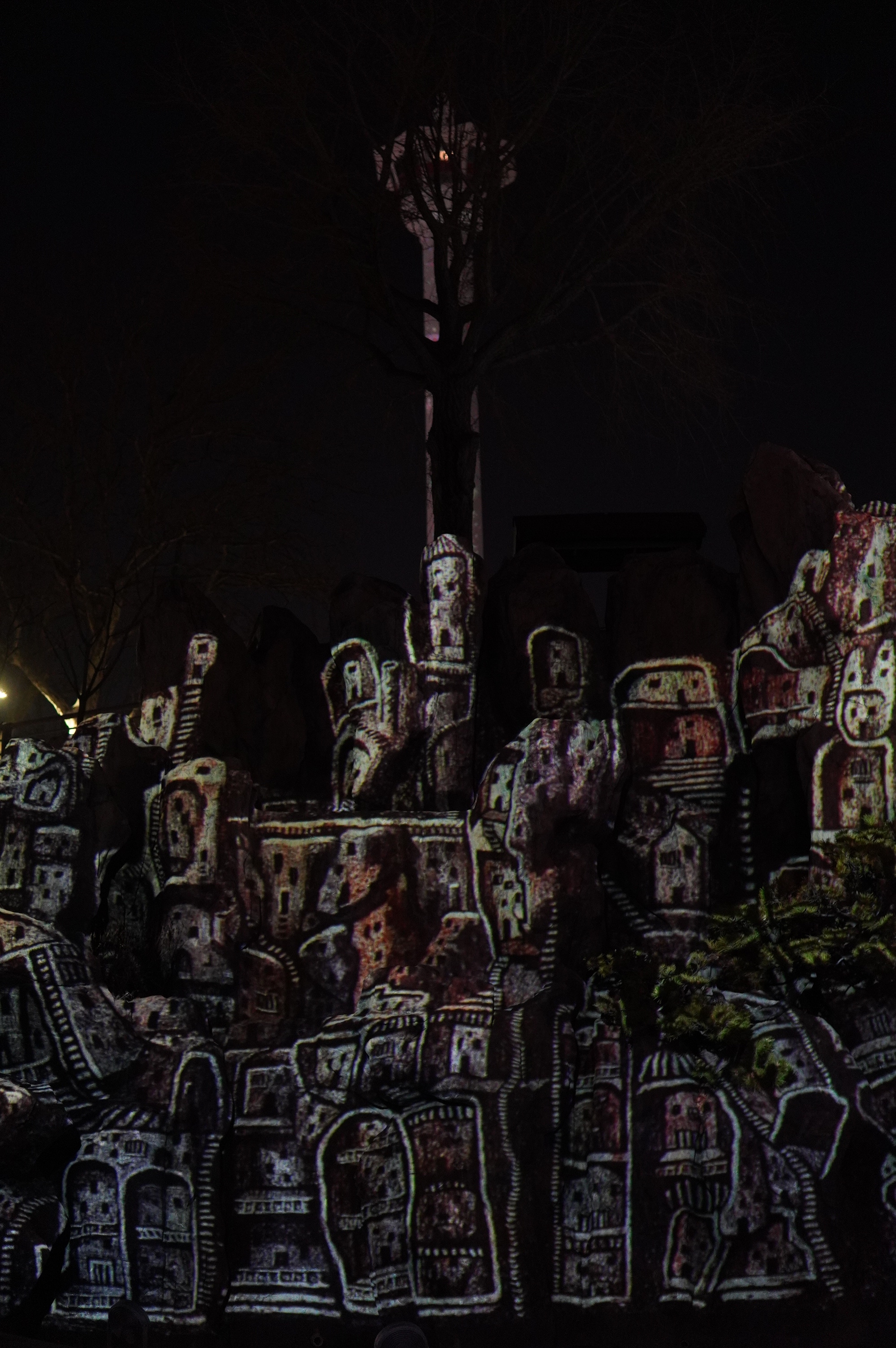 beleuchteter Garten und Turm