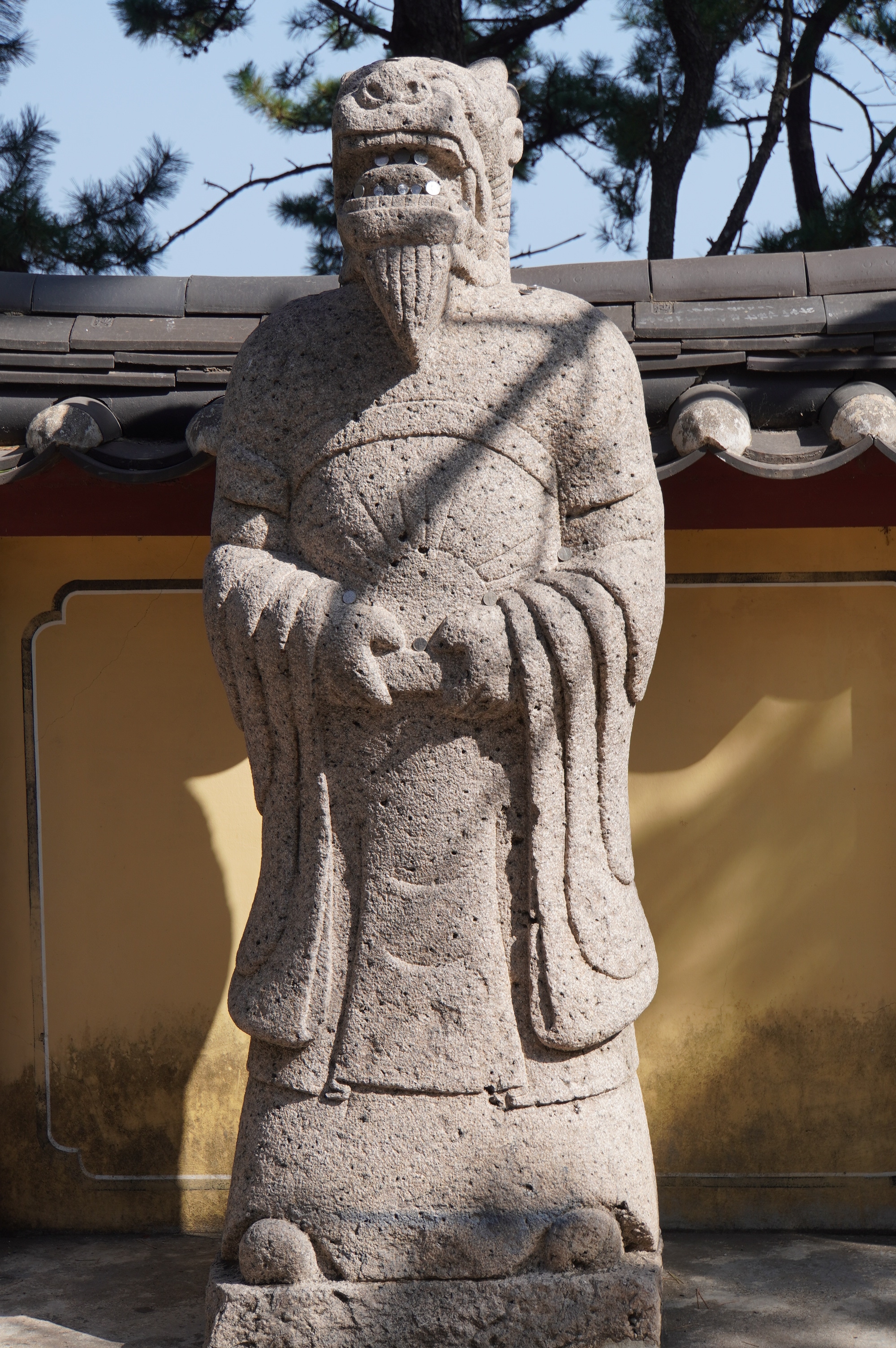 Statue mit Münz-Zähnen