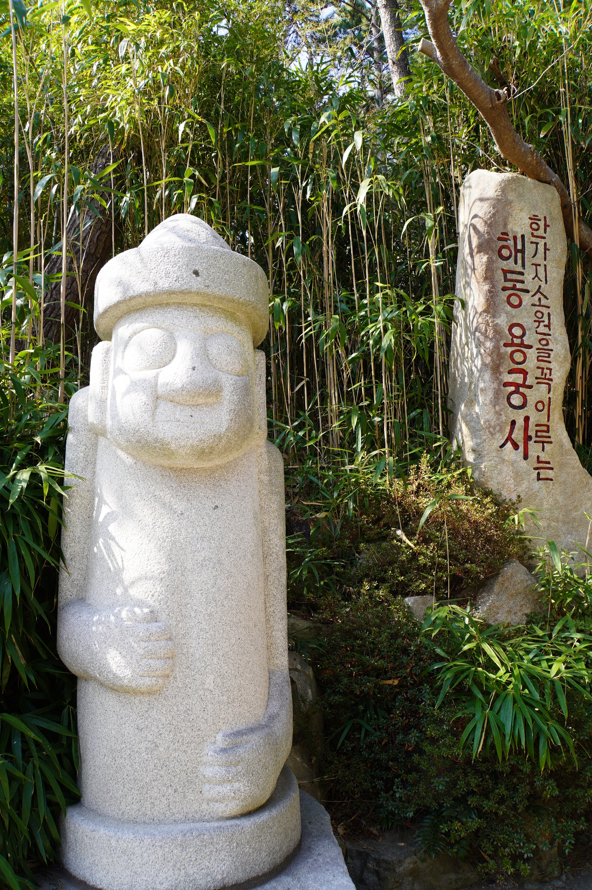 Statue vor Bambuswald
