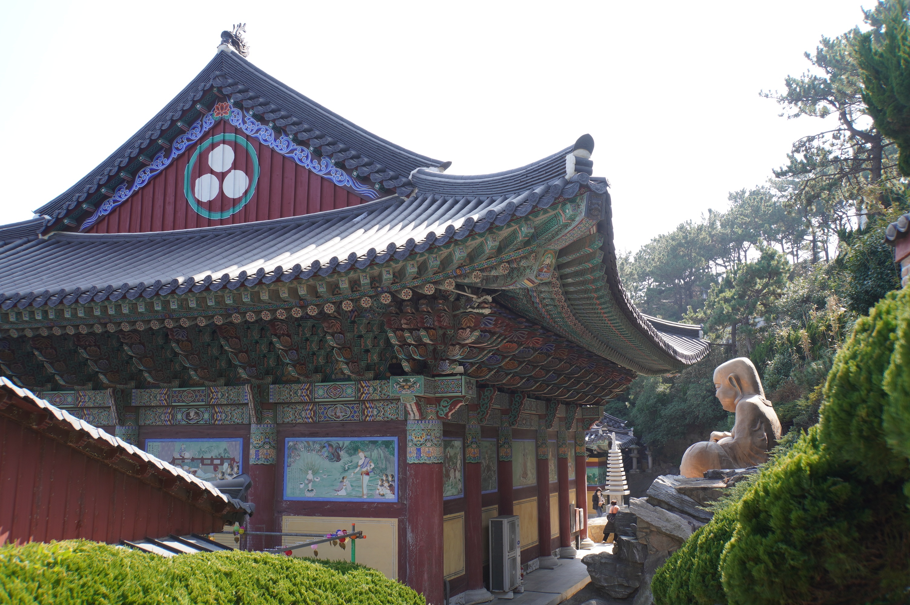 Buddha Statue neben Tempel