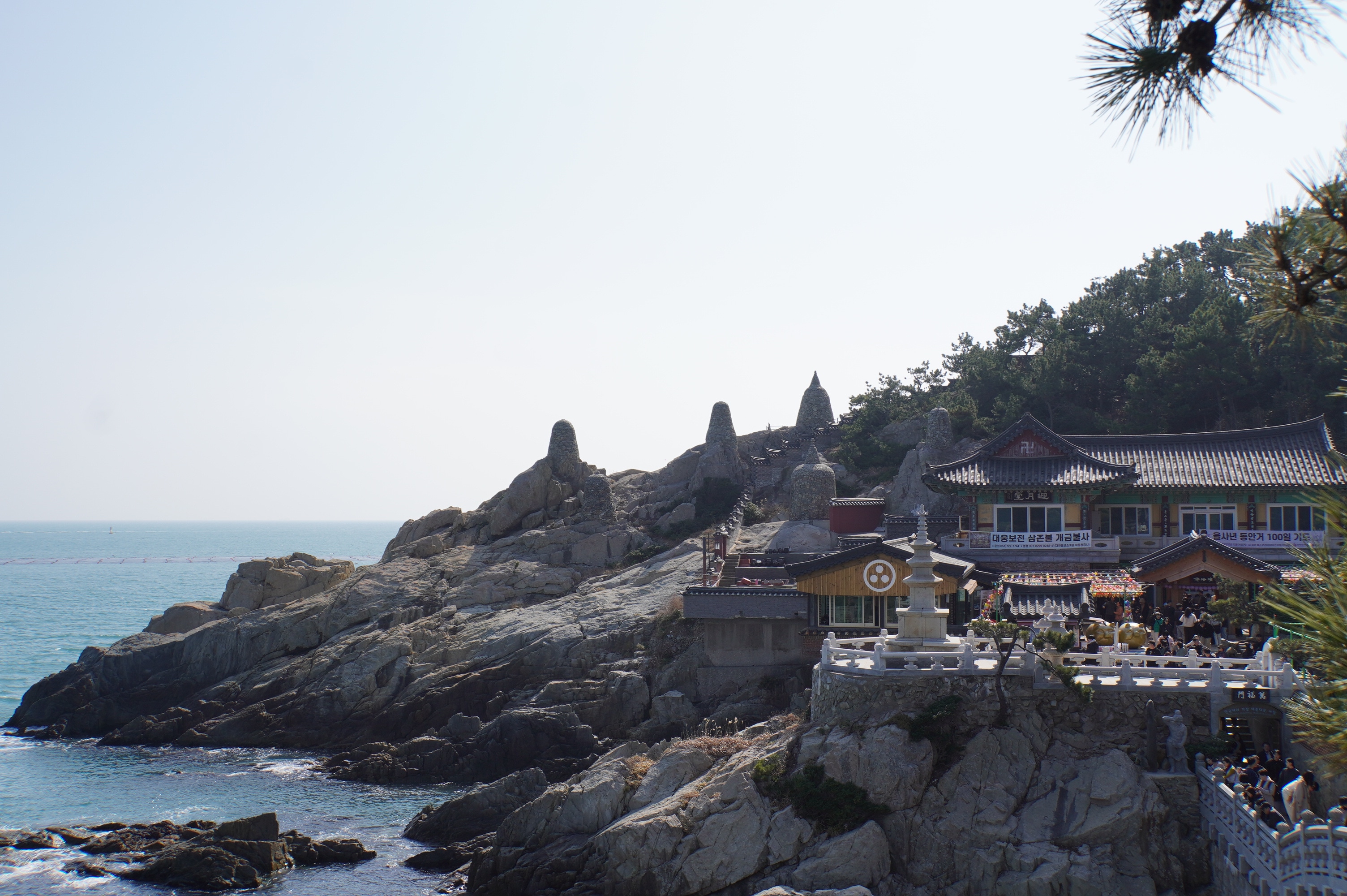 Ausblick auf Tempel und Meer