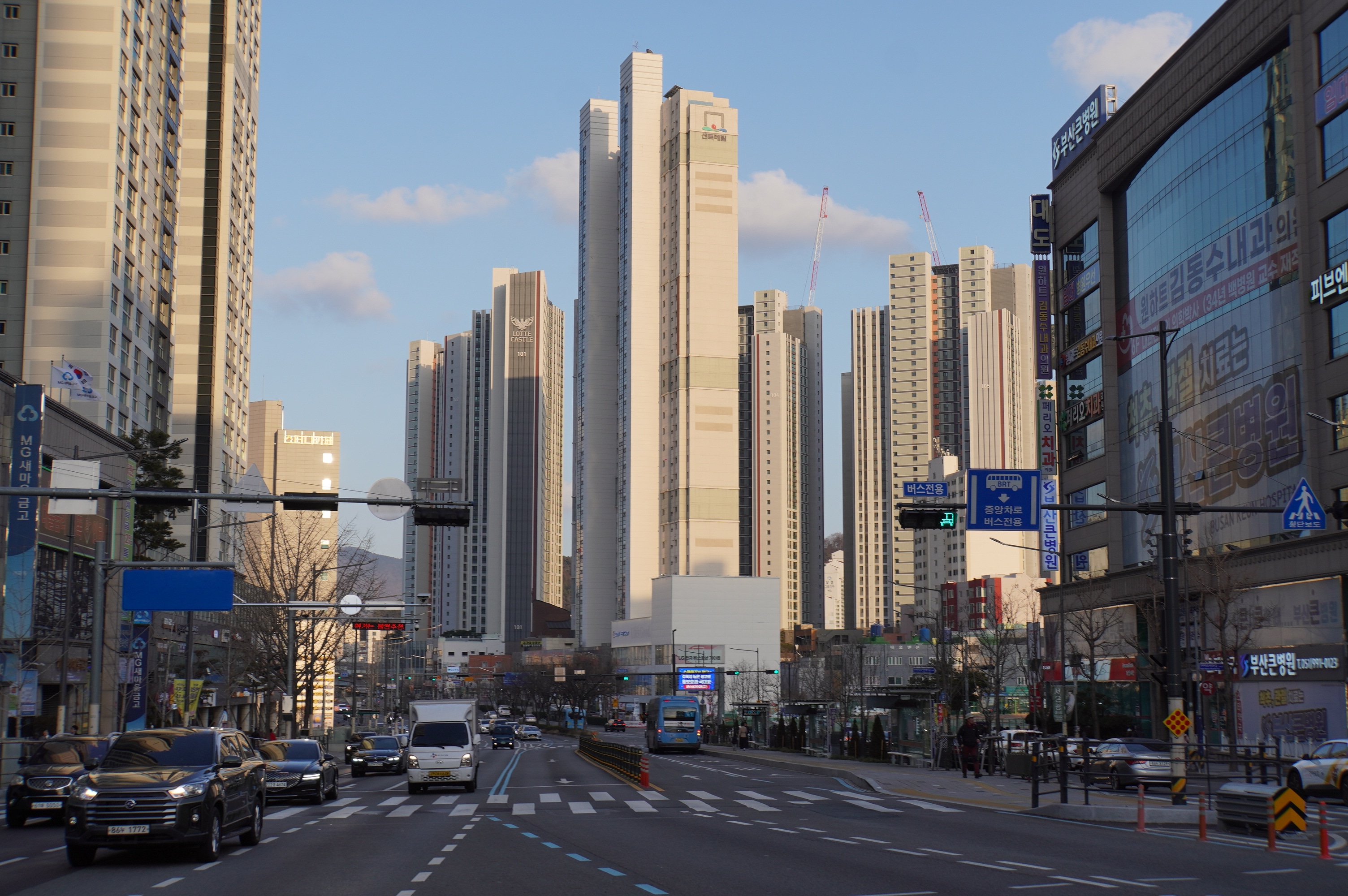 Blick auf viele Hochhäuser