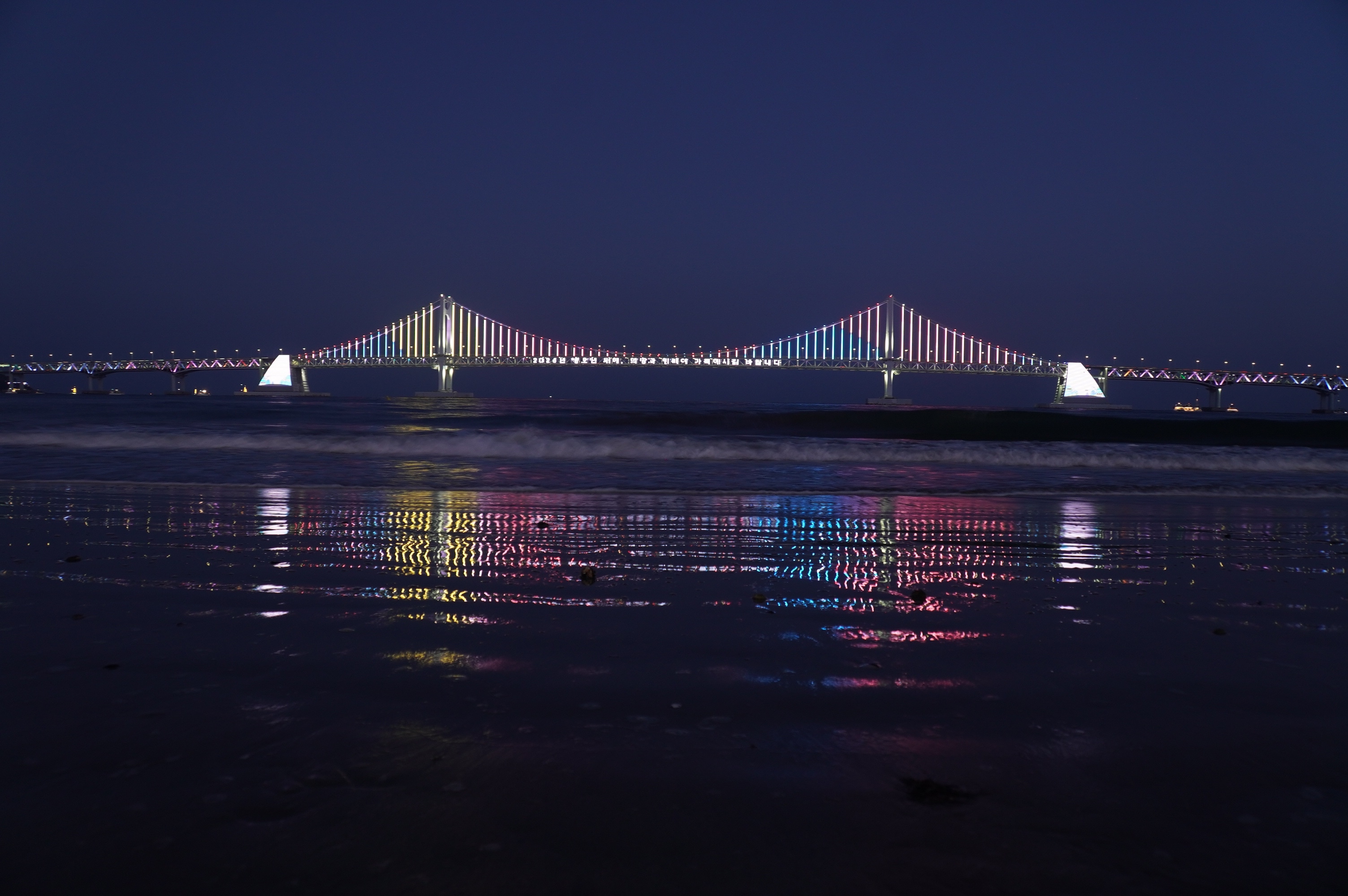 beleuchtete lange Brücke