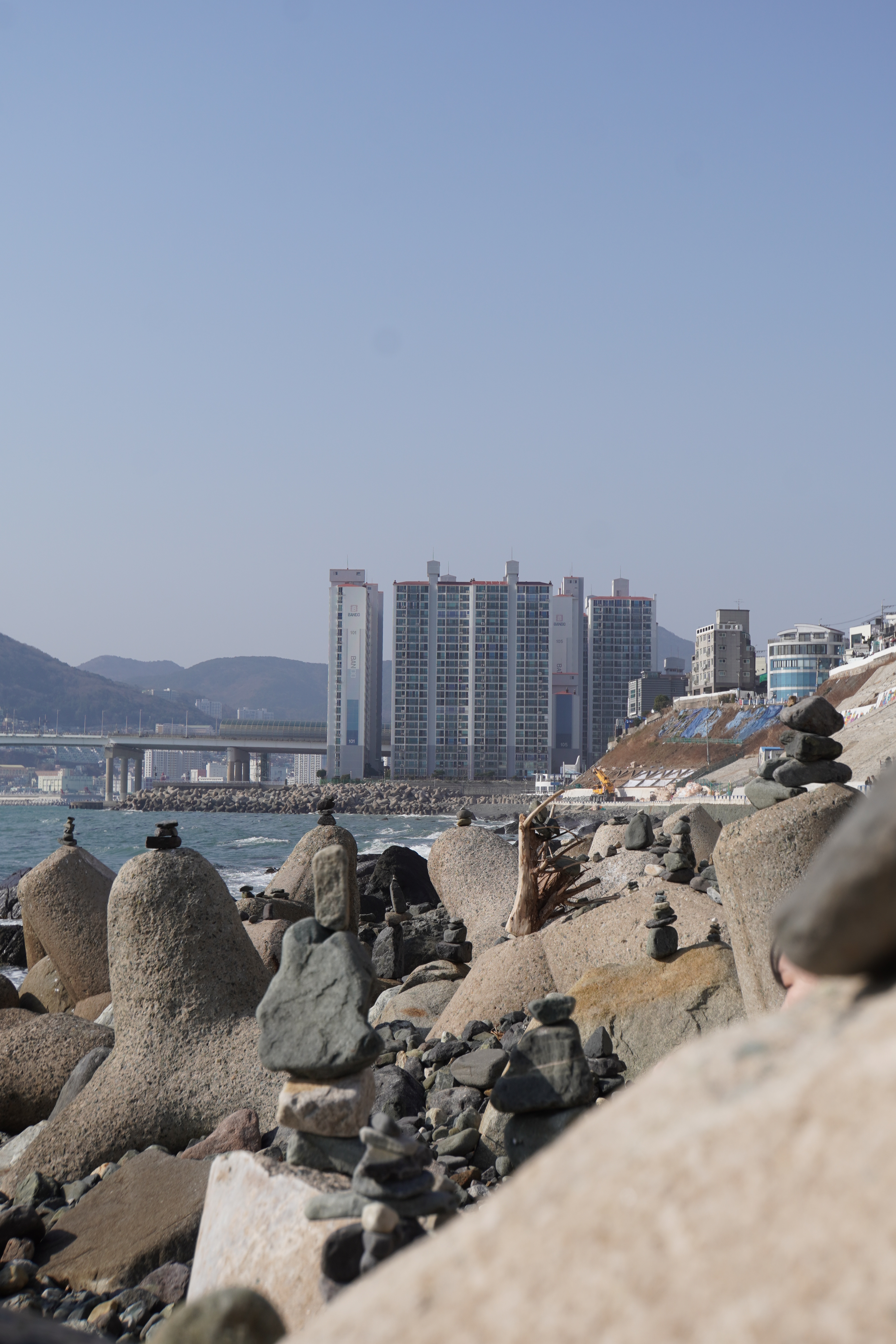 Steintürme vor der Stadt