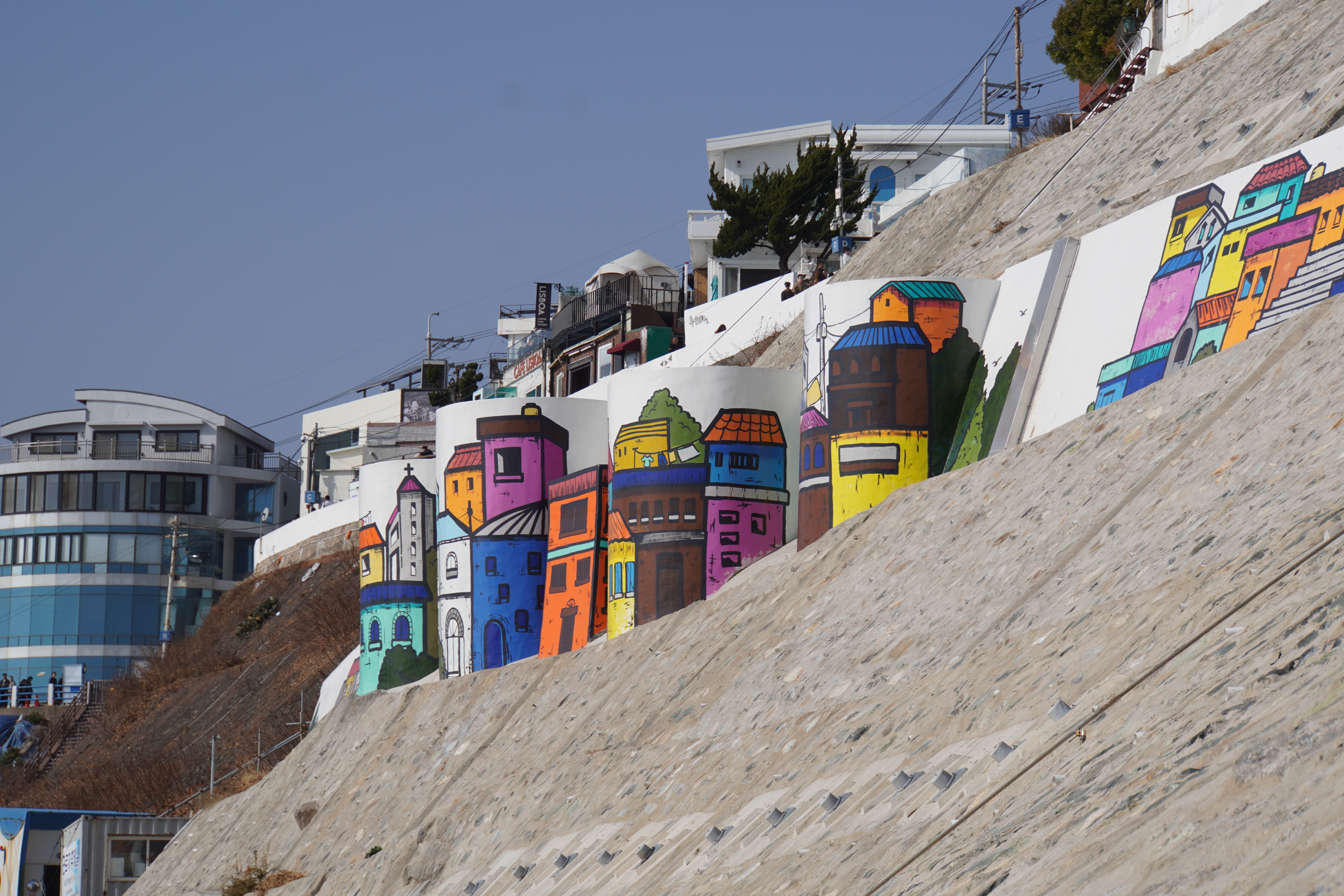 bemalte Wege am Strand