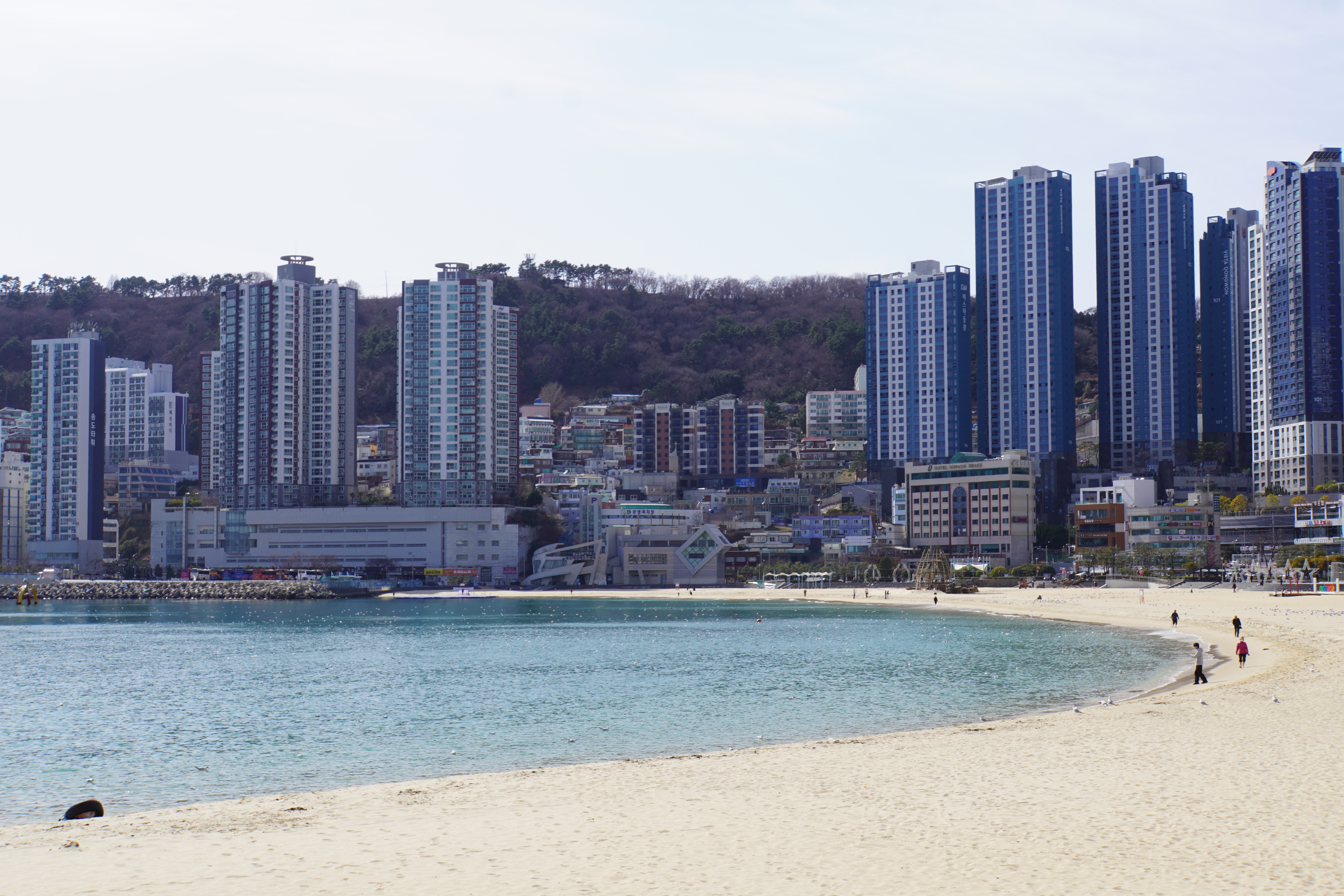 Blick auf Strand und Hochhäuser