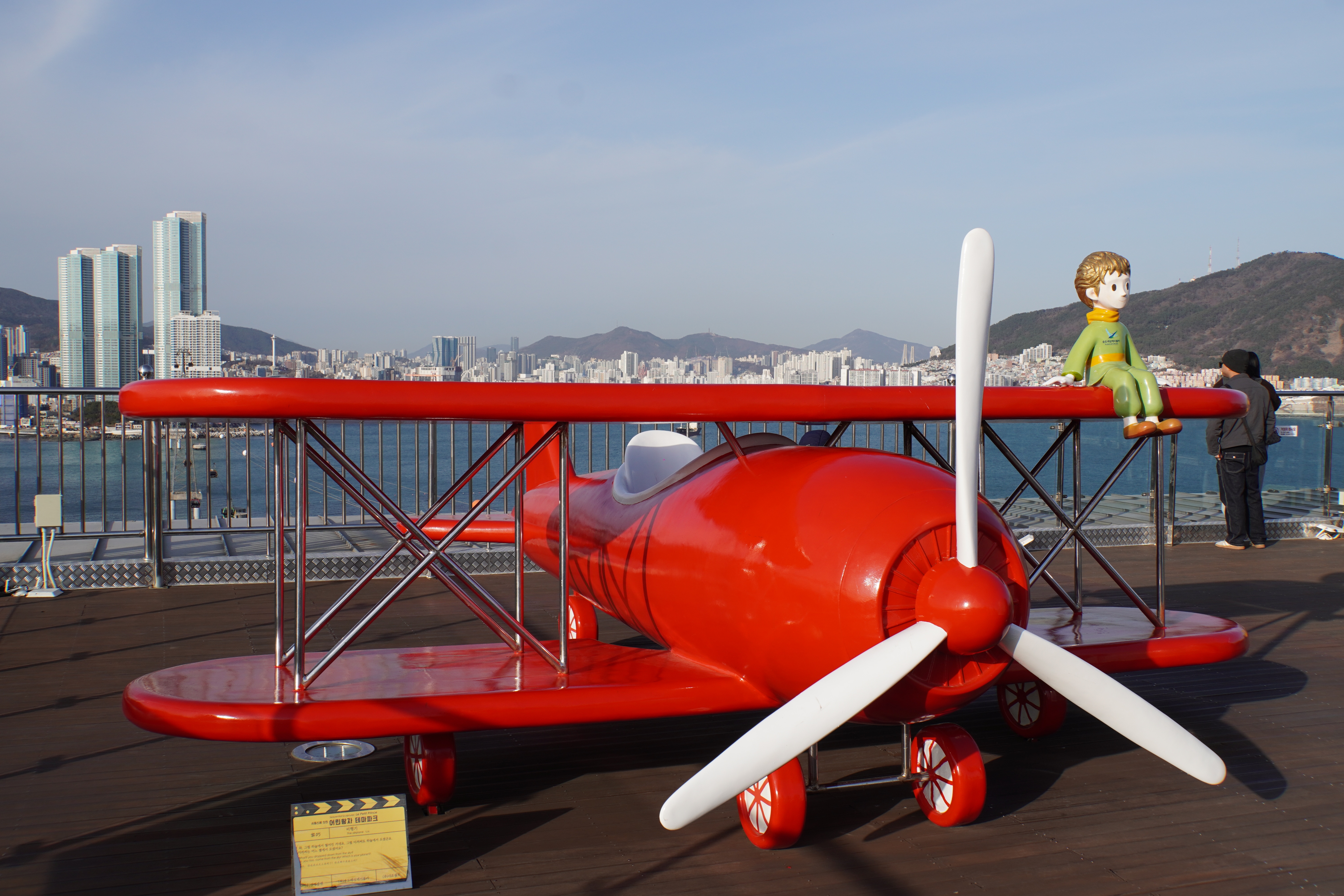 kleiner Prinz vor Stadt