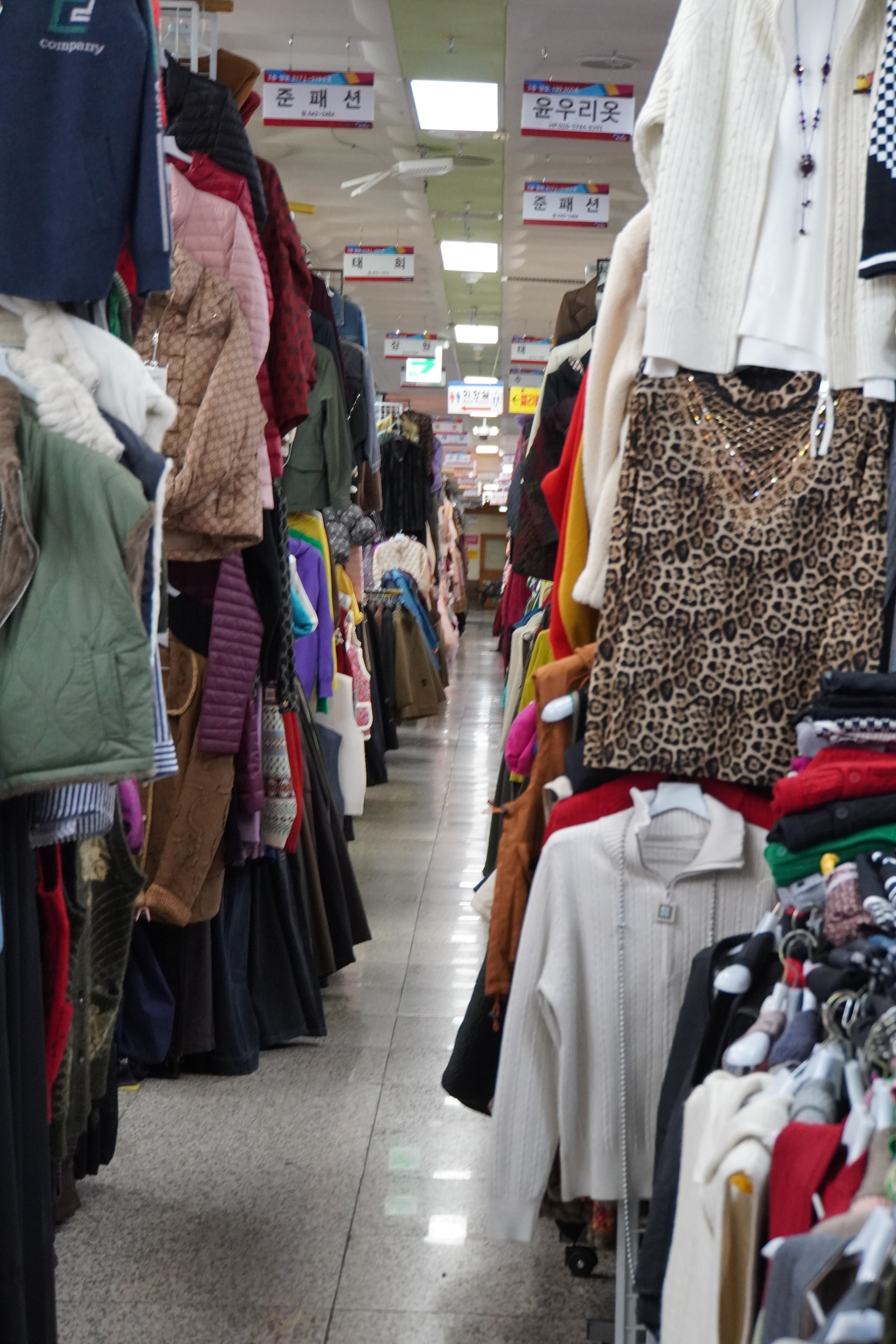 großer Markt mit sehr viel Kleidung