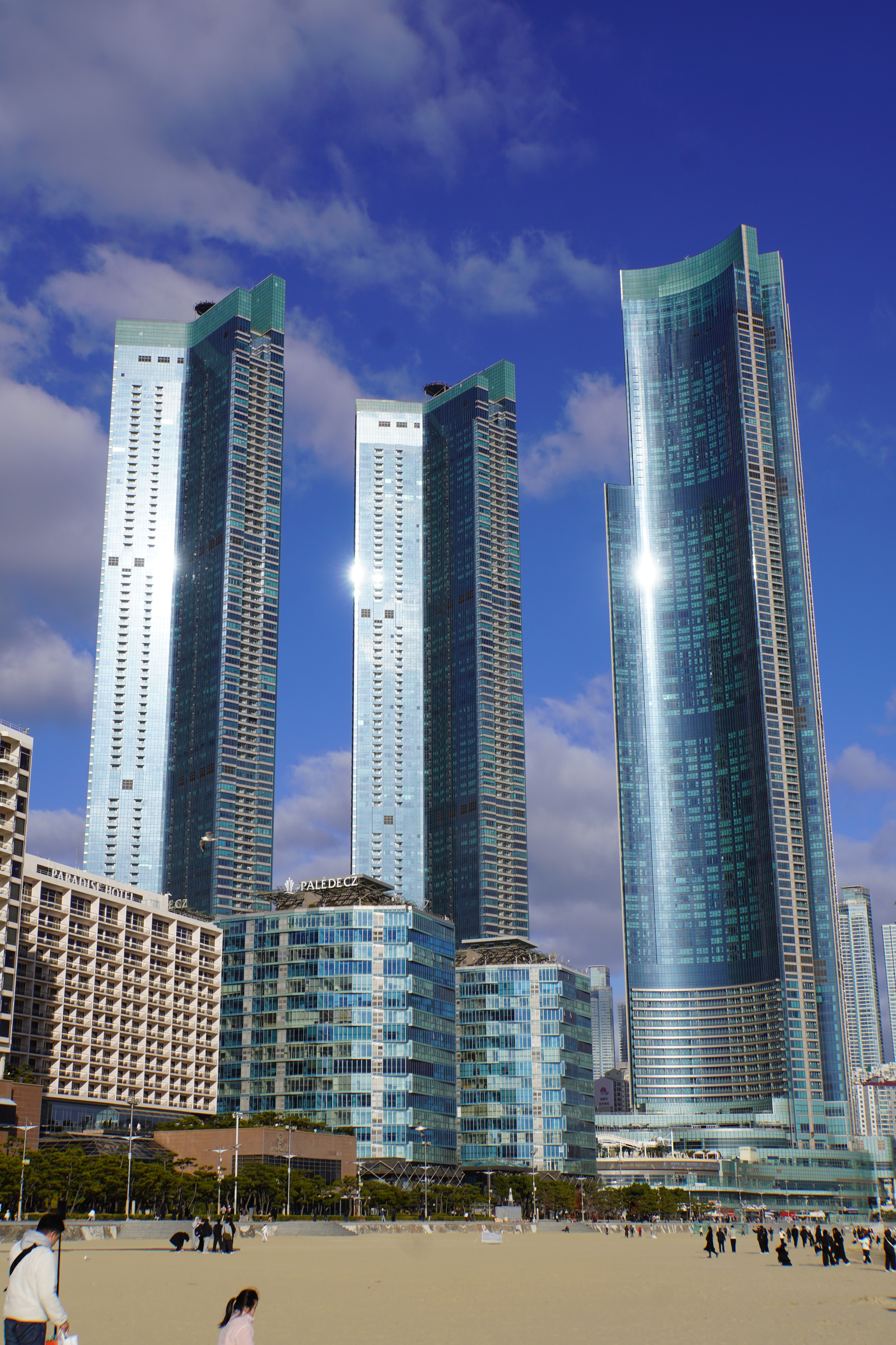 Strand mit Hochhäusern