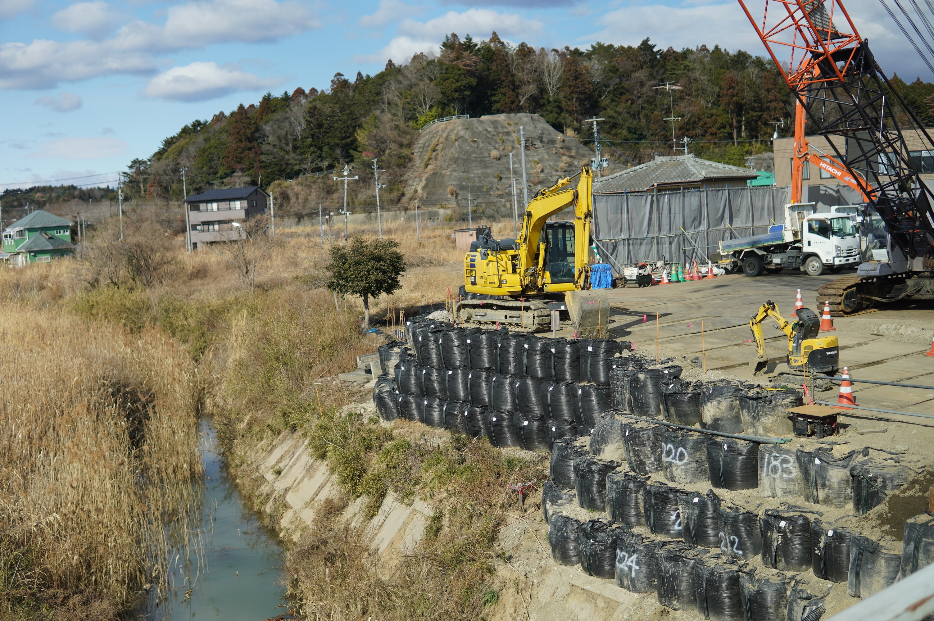 Aufräumarbeiten auf gestapelten Säcken