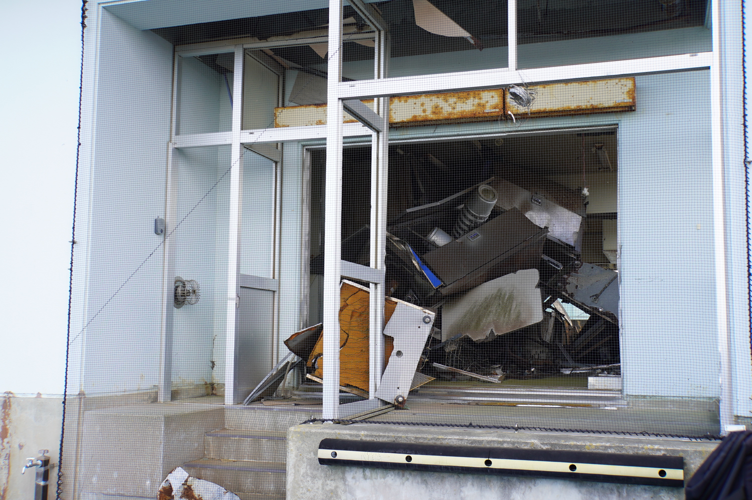 zerstörte Gegenstände stapeln sich beim Ausgang der Welle