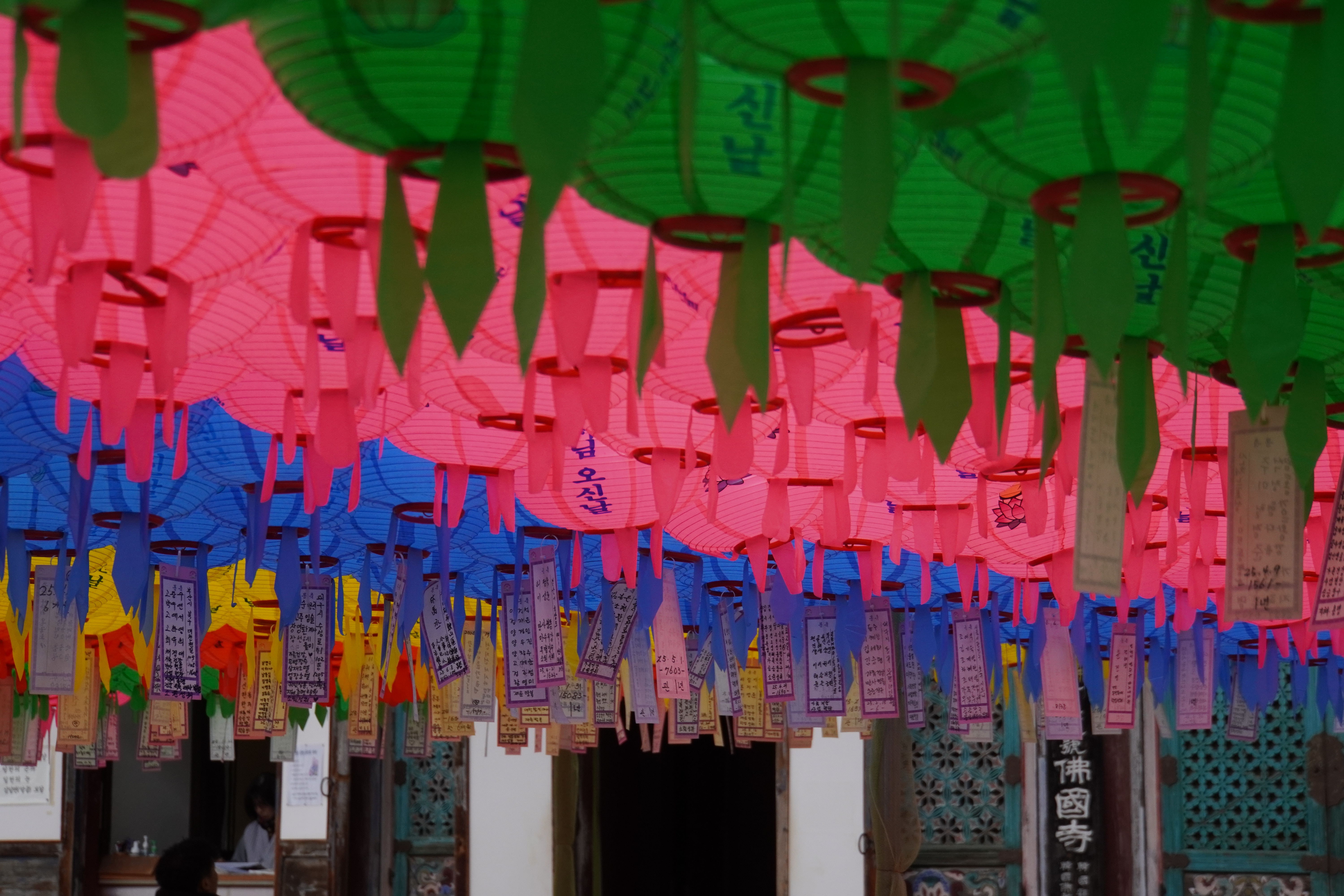 bunte Laternen mit Wunschzetteln