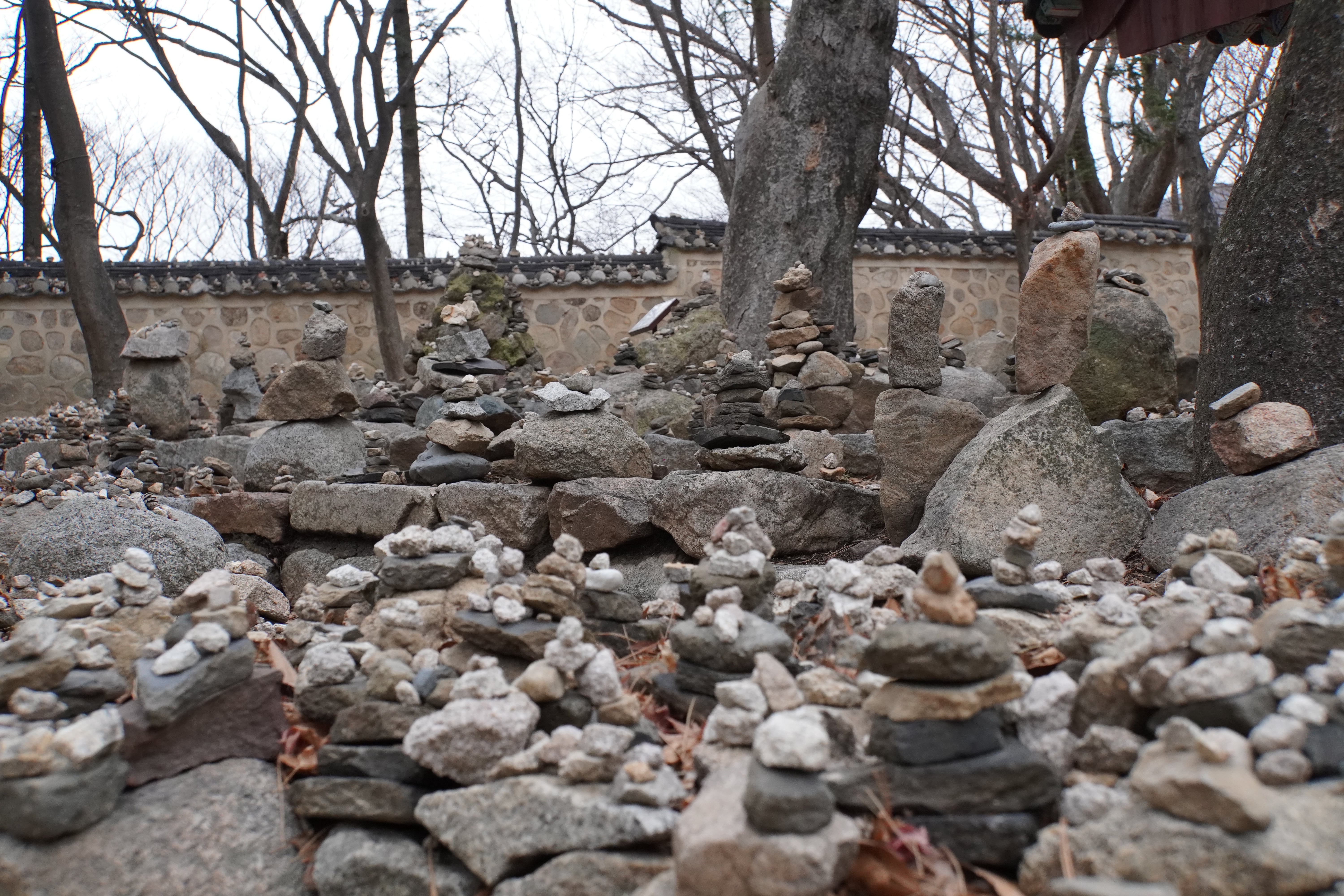 Steinhaufen neben Tempel