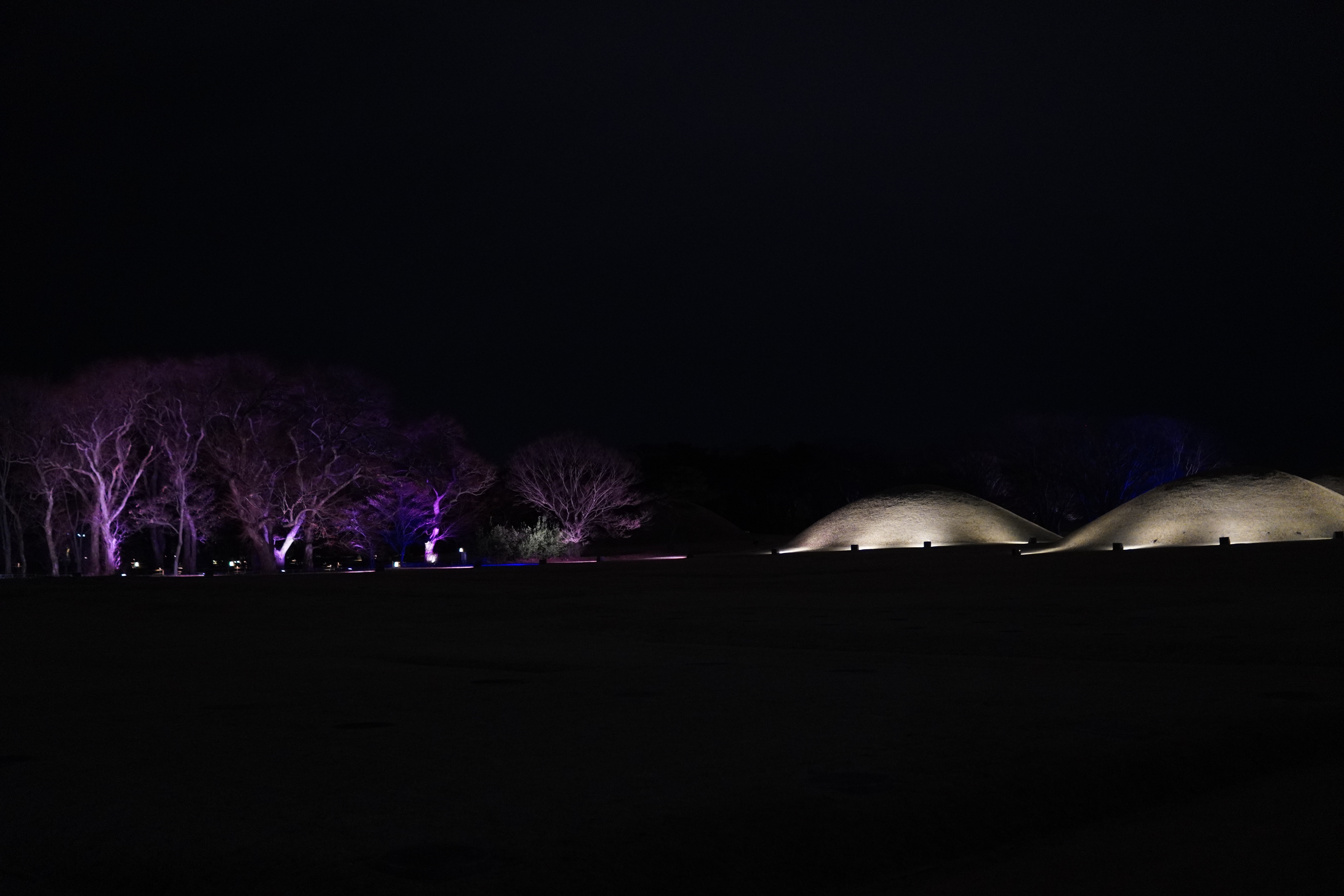 Grabhügel bei Nacht