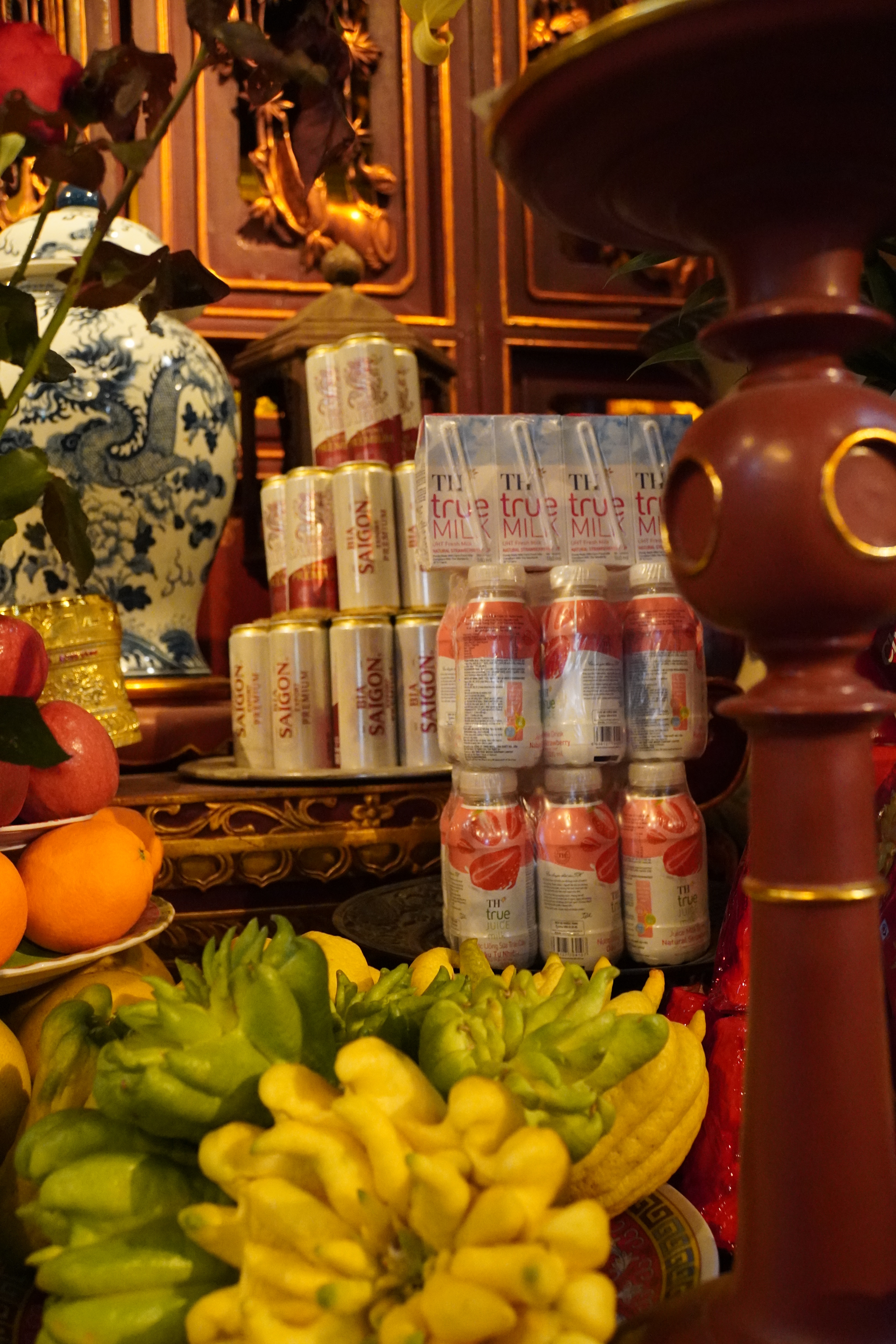 Obst und Bier als Gaben am Tempel