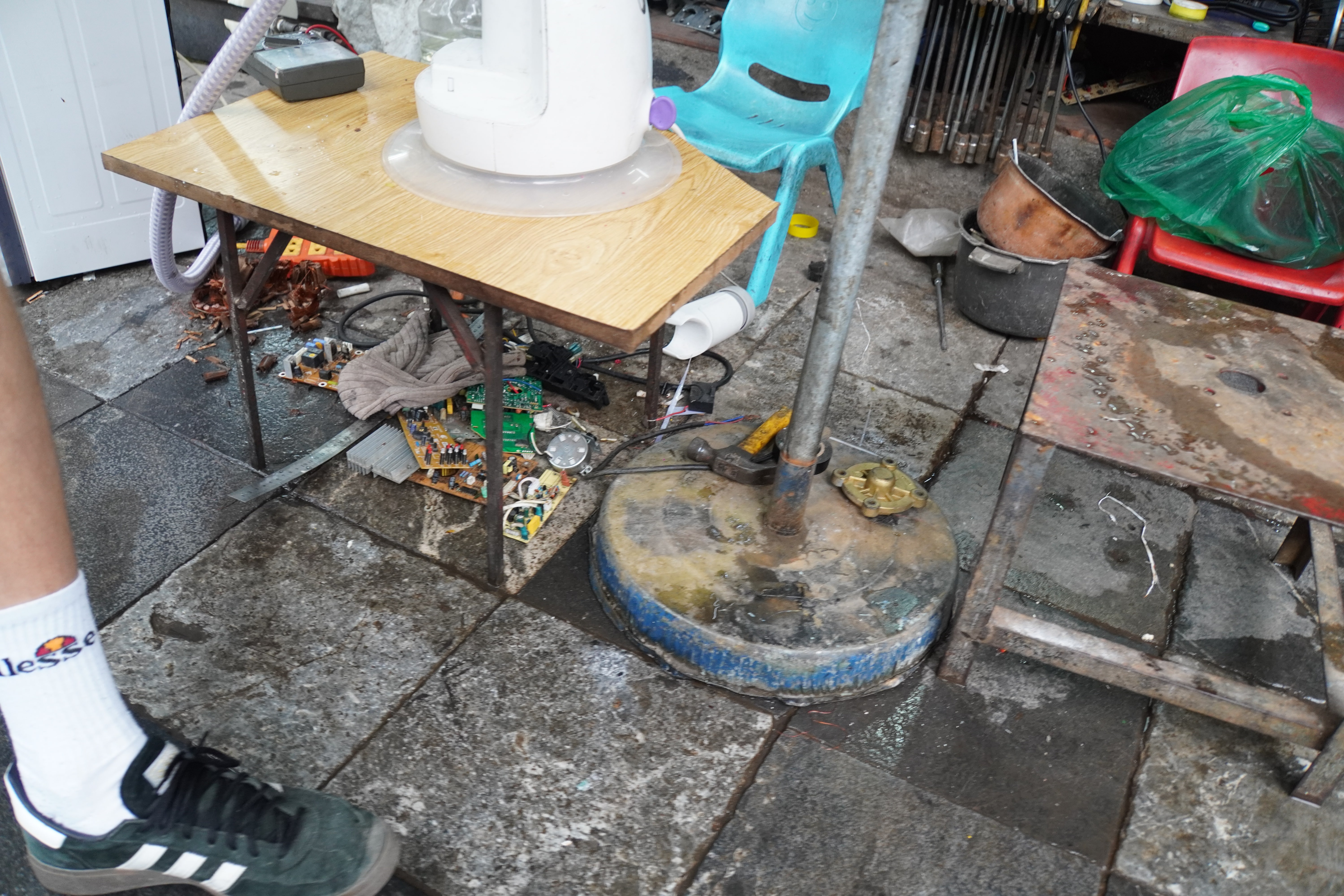 Motor Reparatur am Boden