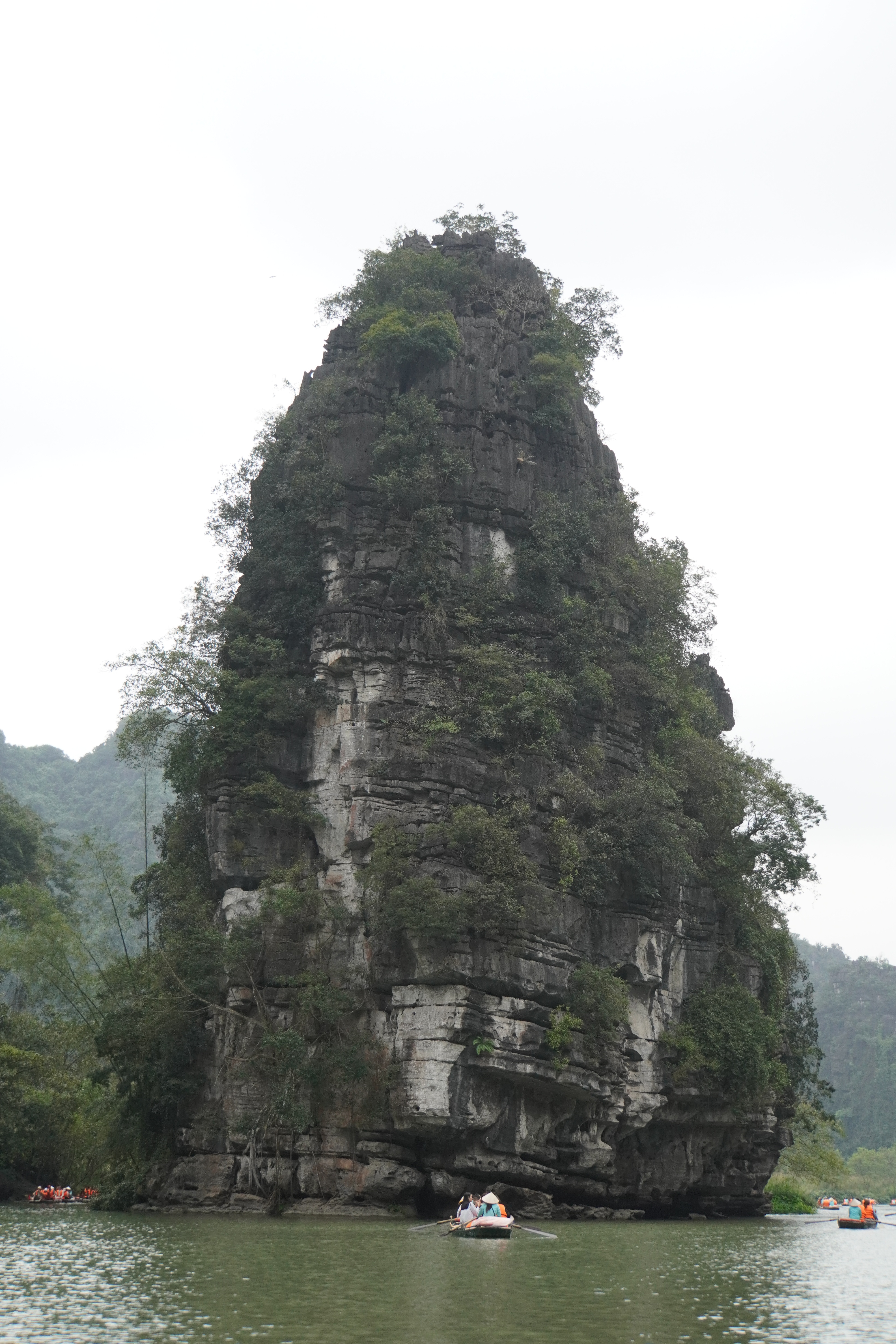 Felsen mitten im Fluss