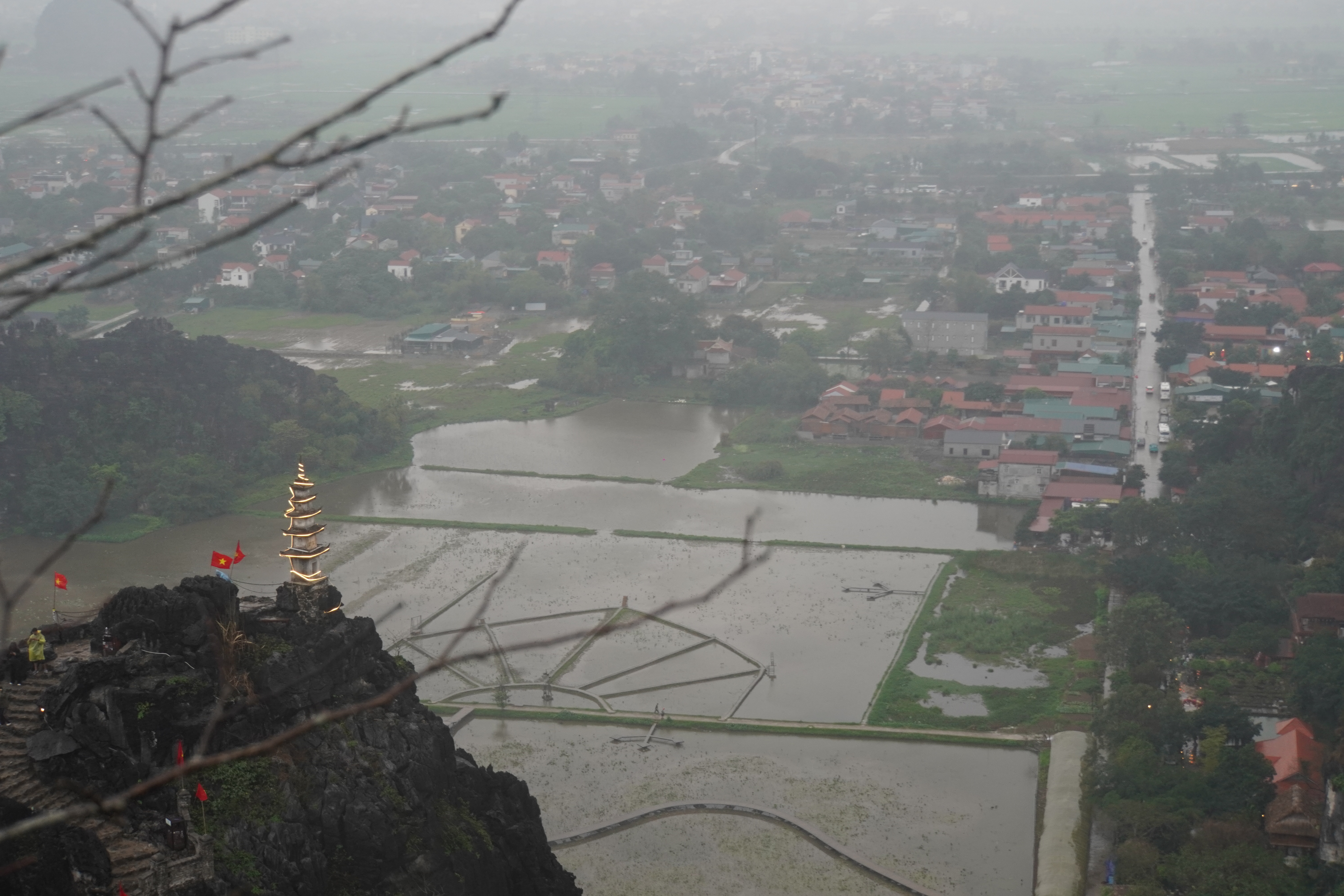 Blick auf Felder und Stadt