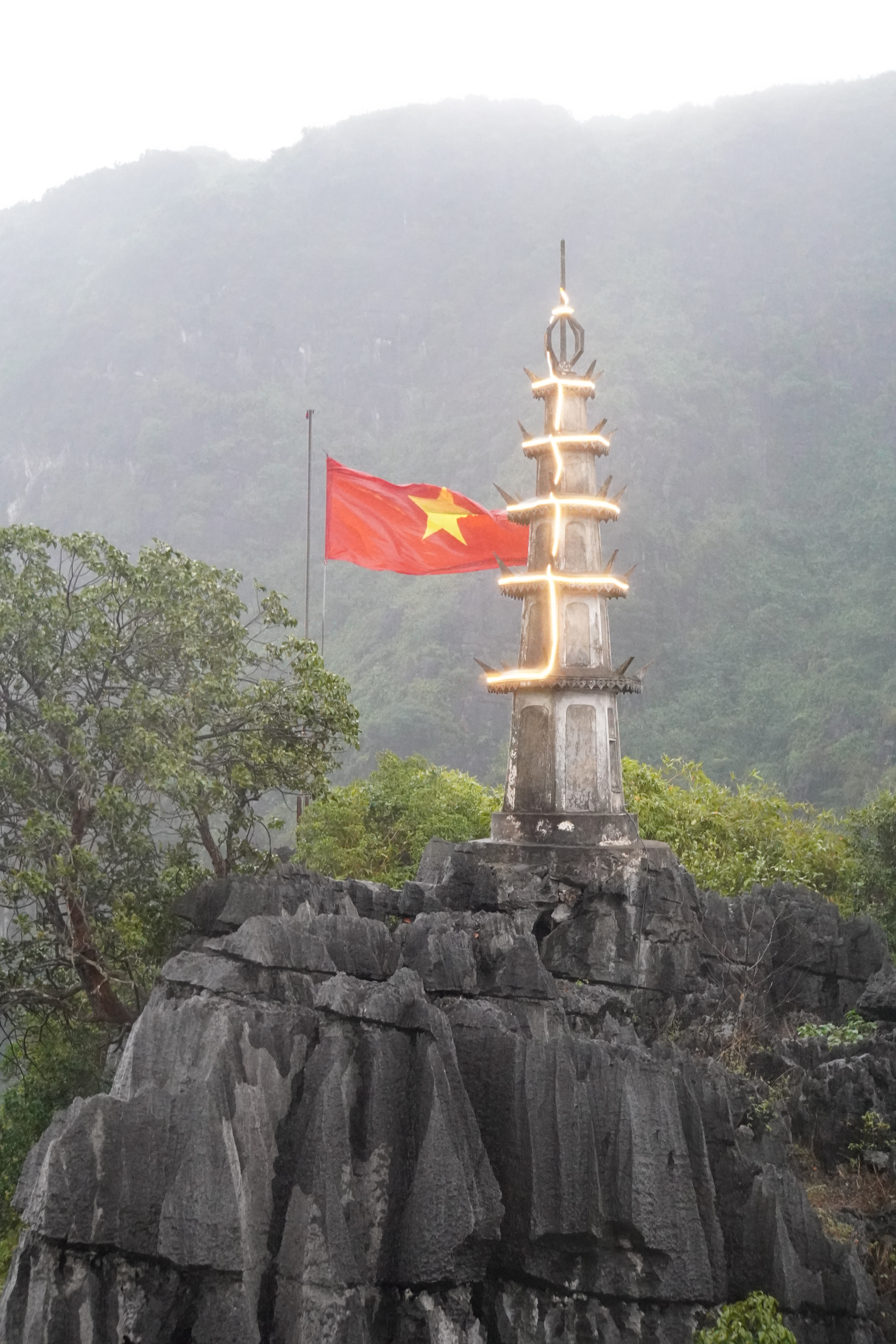 beleuchtetes Pagoda auf dem Gipfel