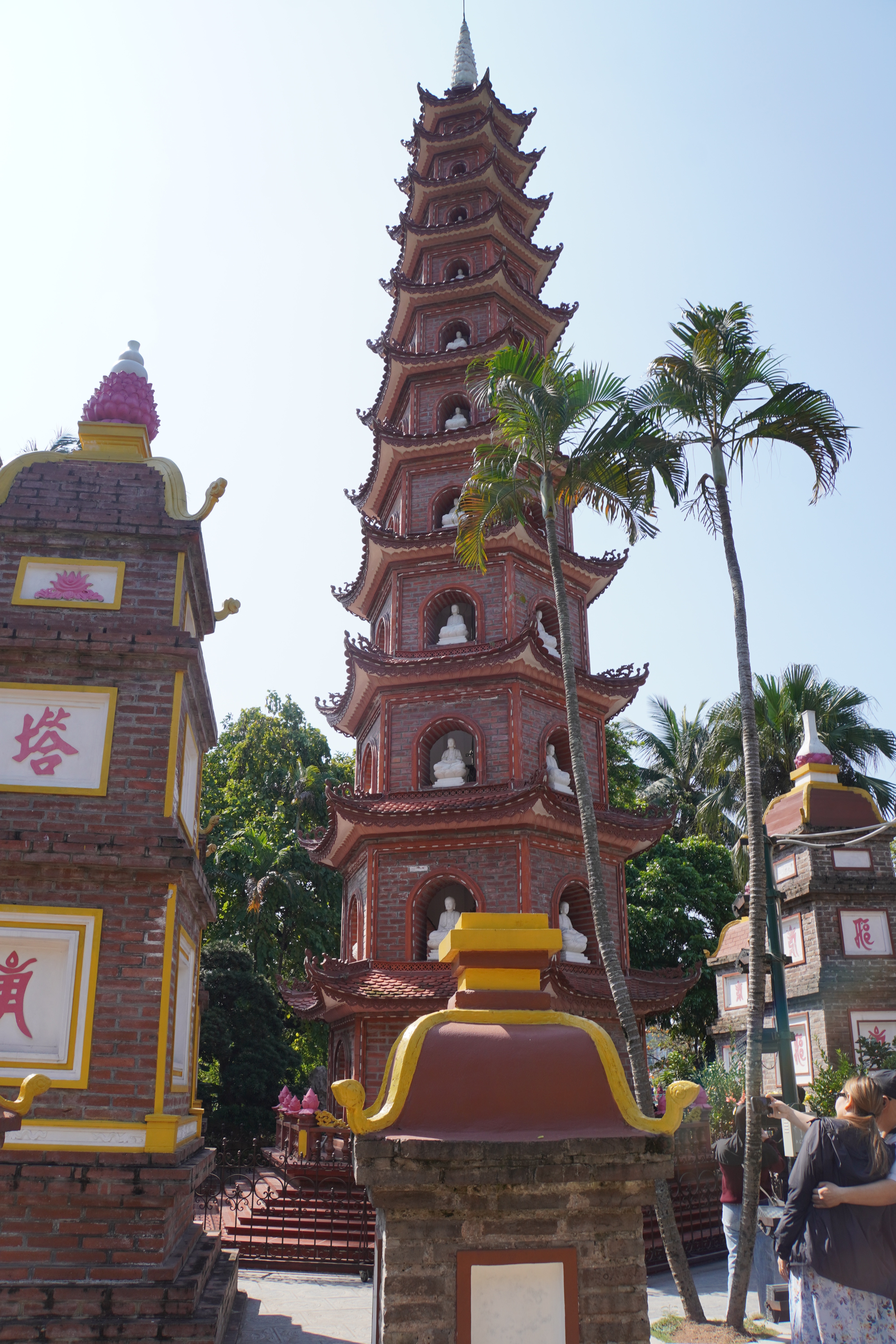 großes Pagoda zwischen kleineren