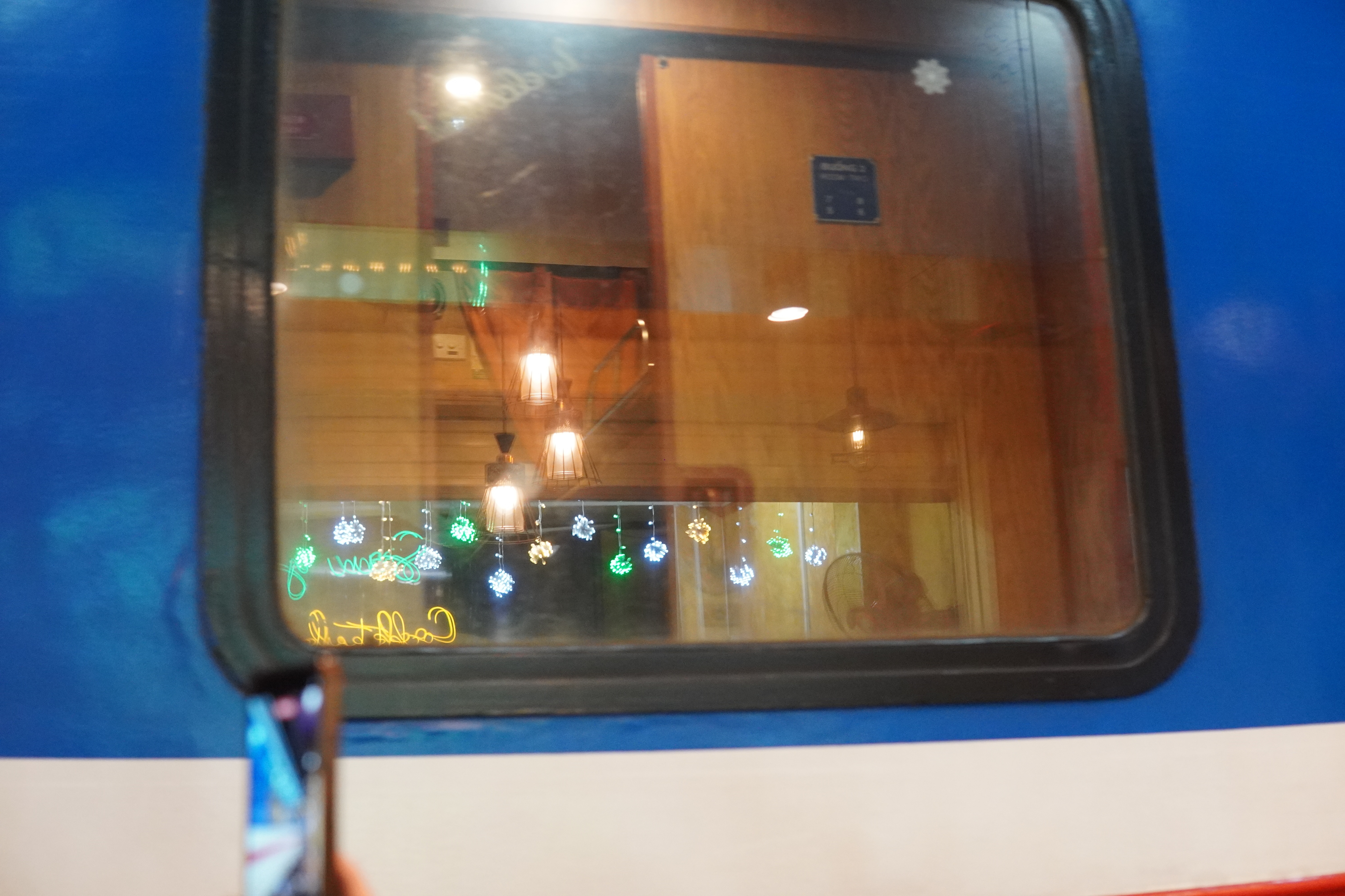 Spiegelndes Cafe im Zugfenster