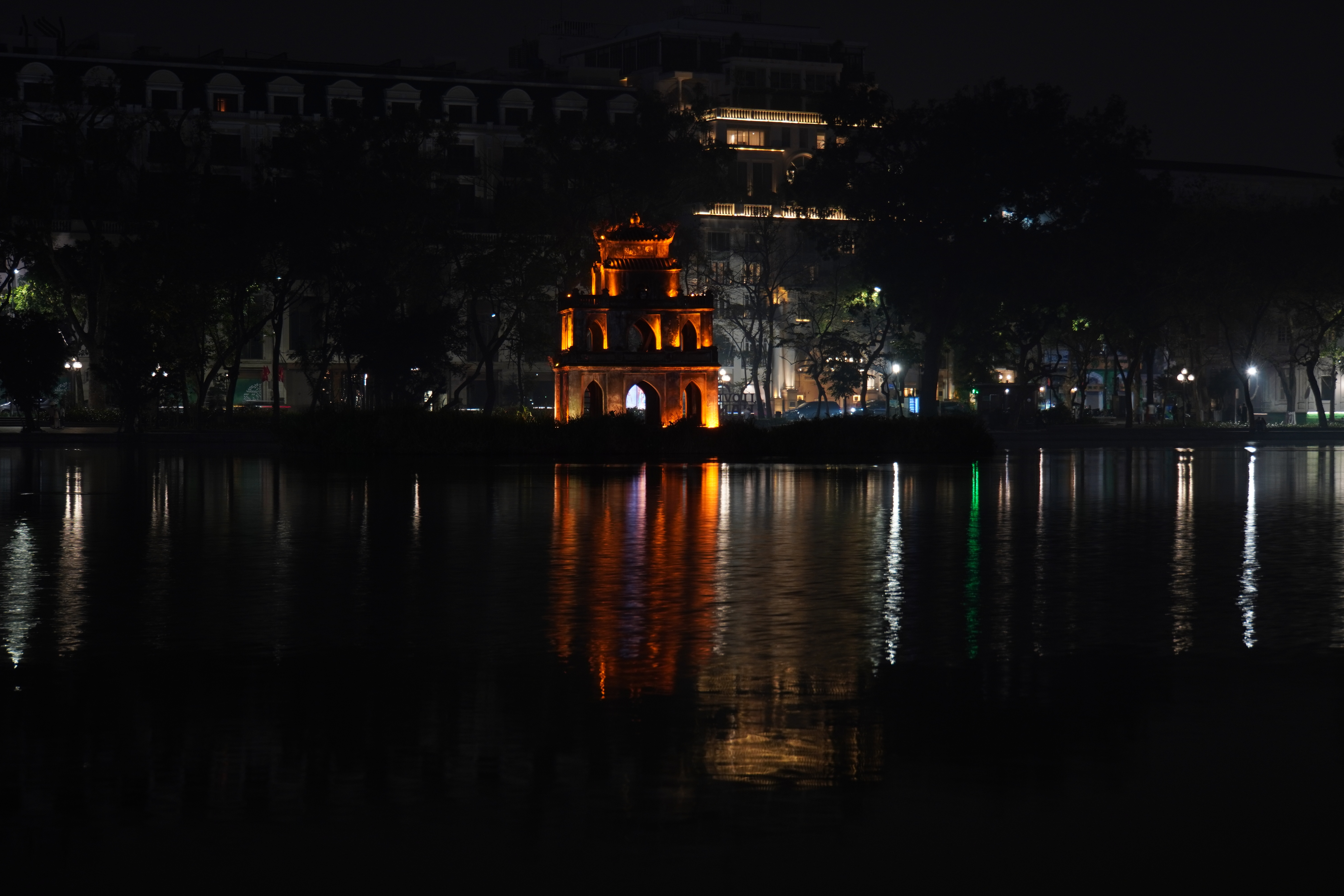 beleuchteter Tempel auf dem Wasser
