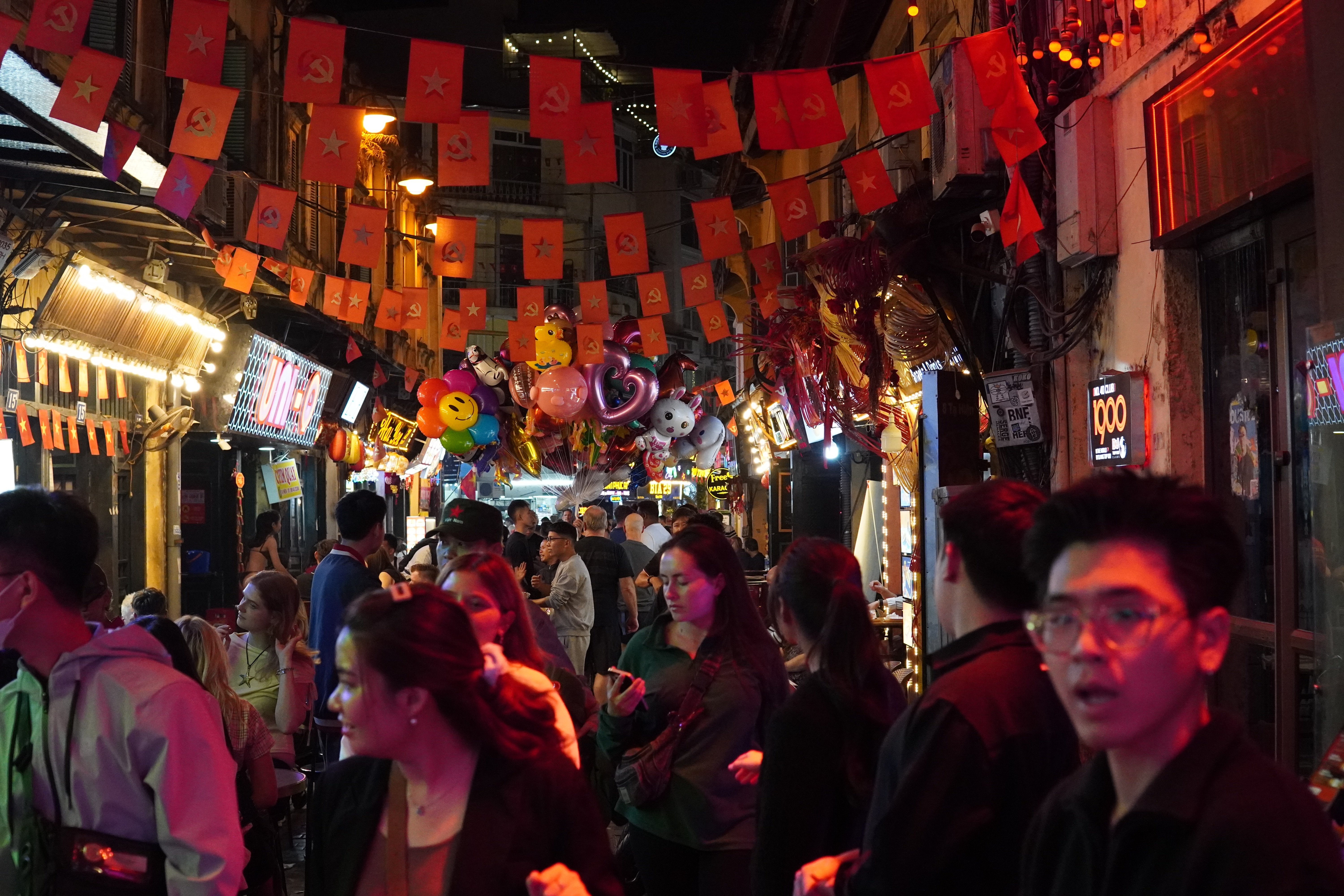 volle Beer-Street mit Luftballons