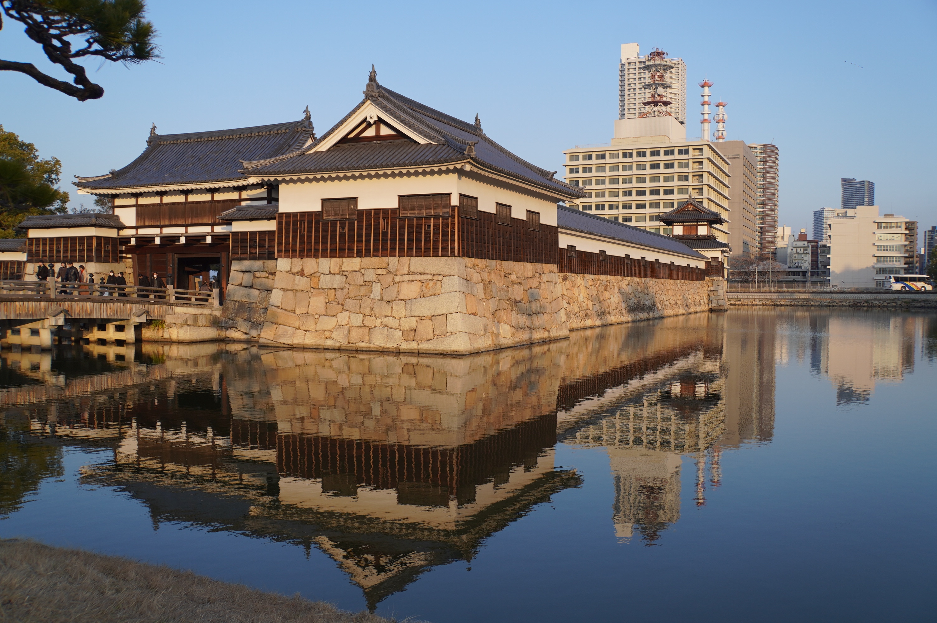 Burgmauer mit Graben