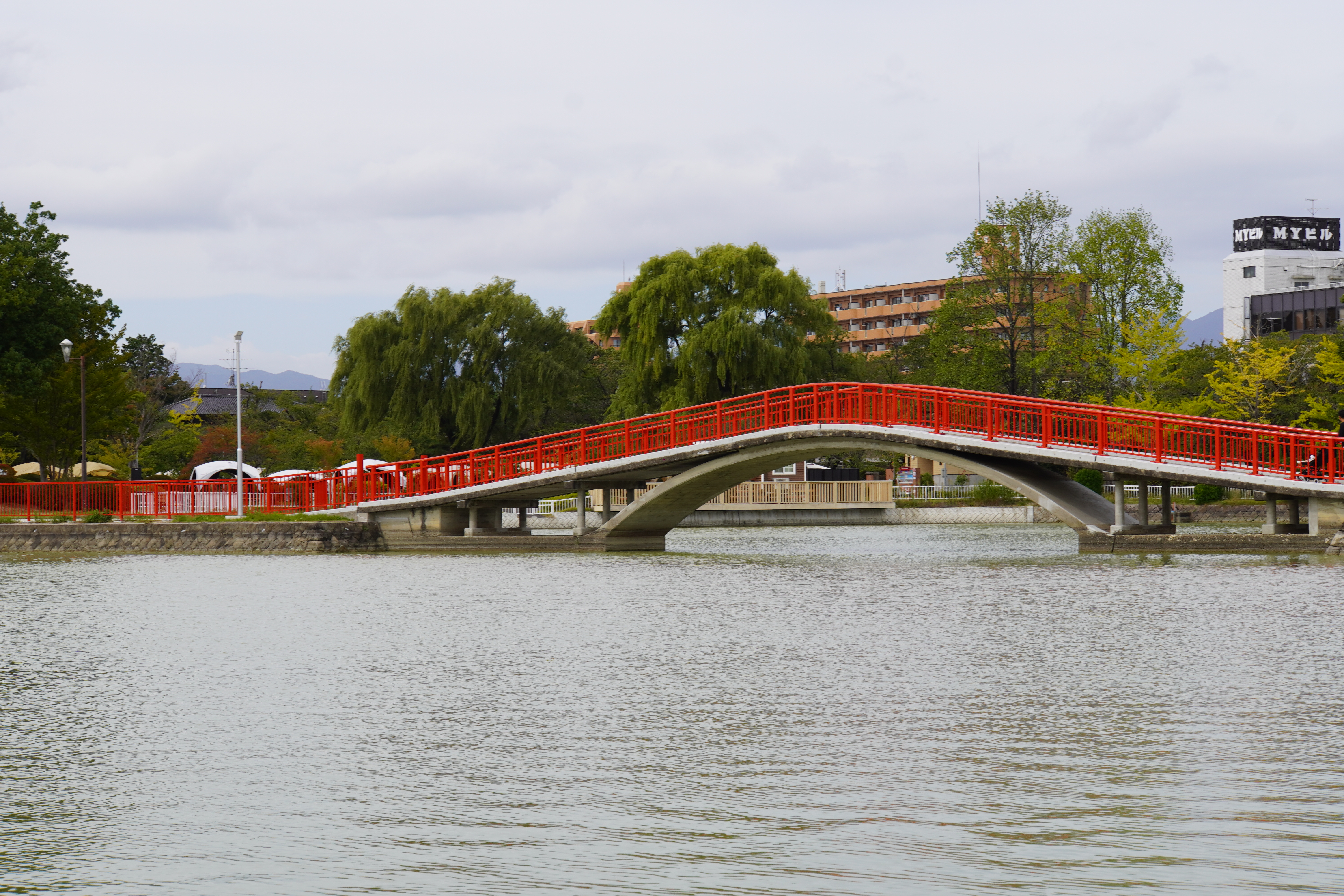 Park mit großem See und Brücke