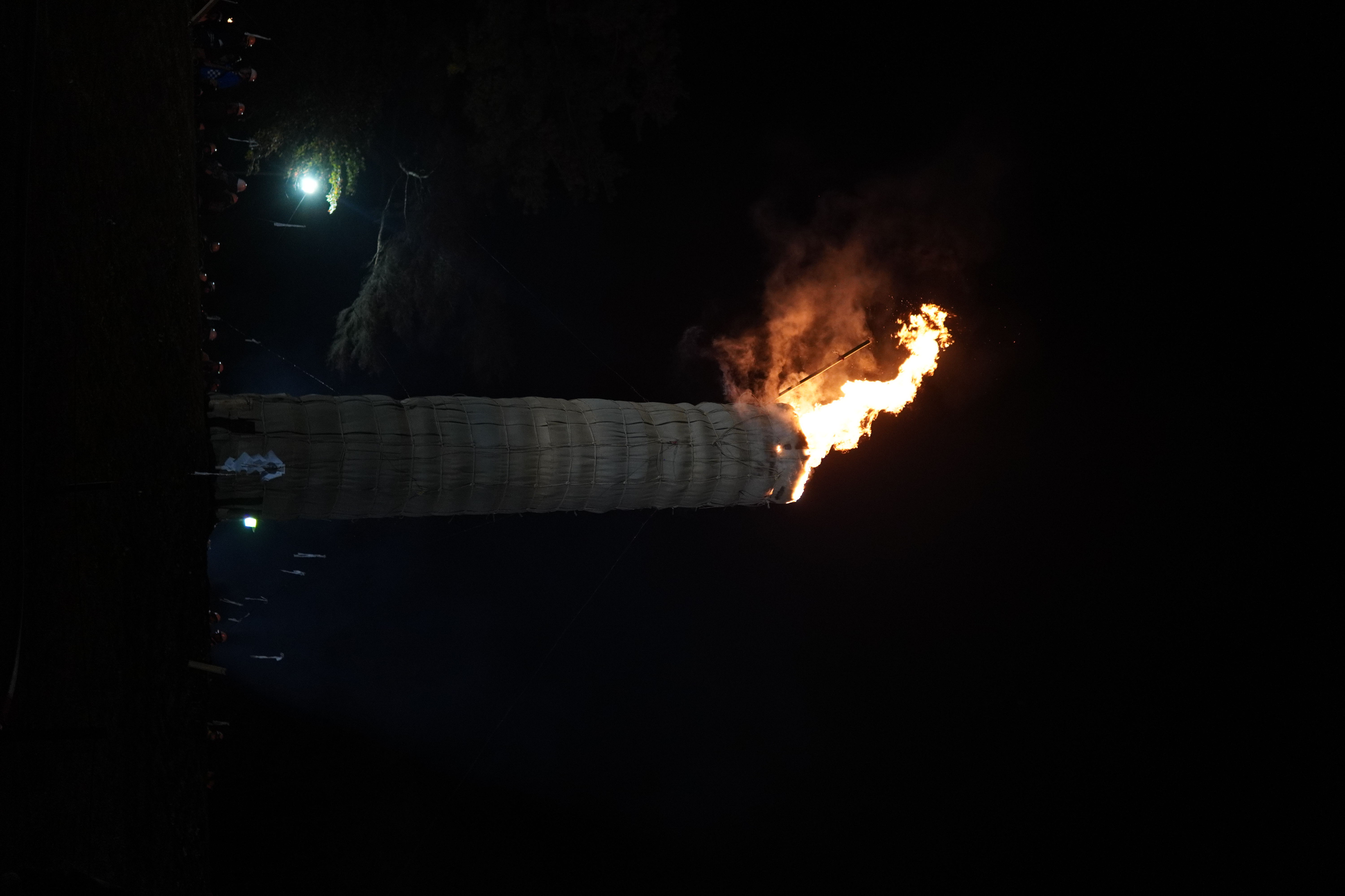 Anzünden der ersten Fackel