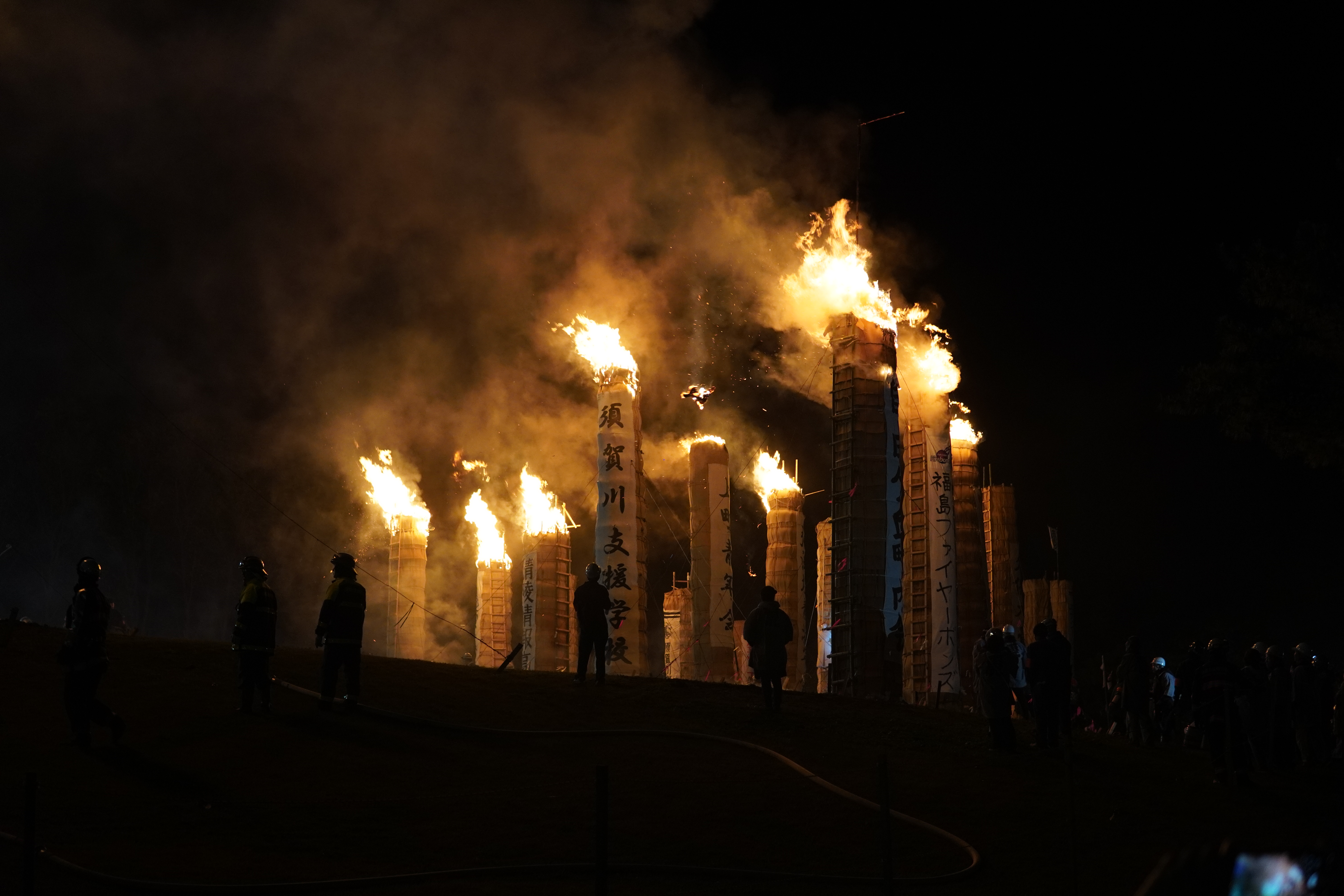mehr brennende Fackeln