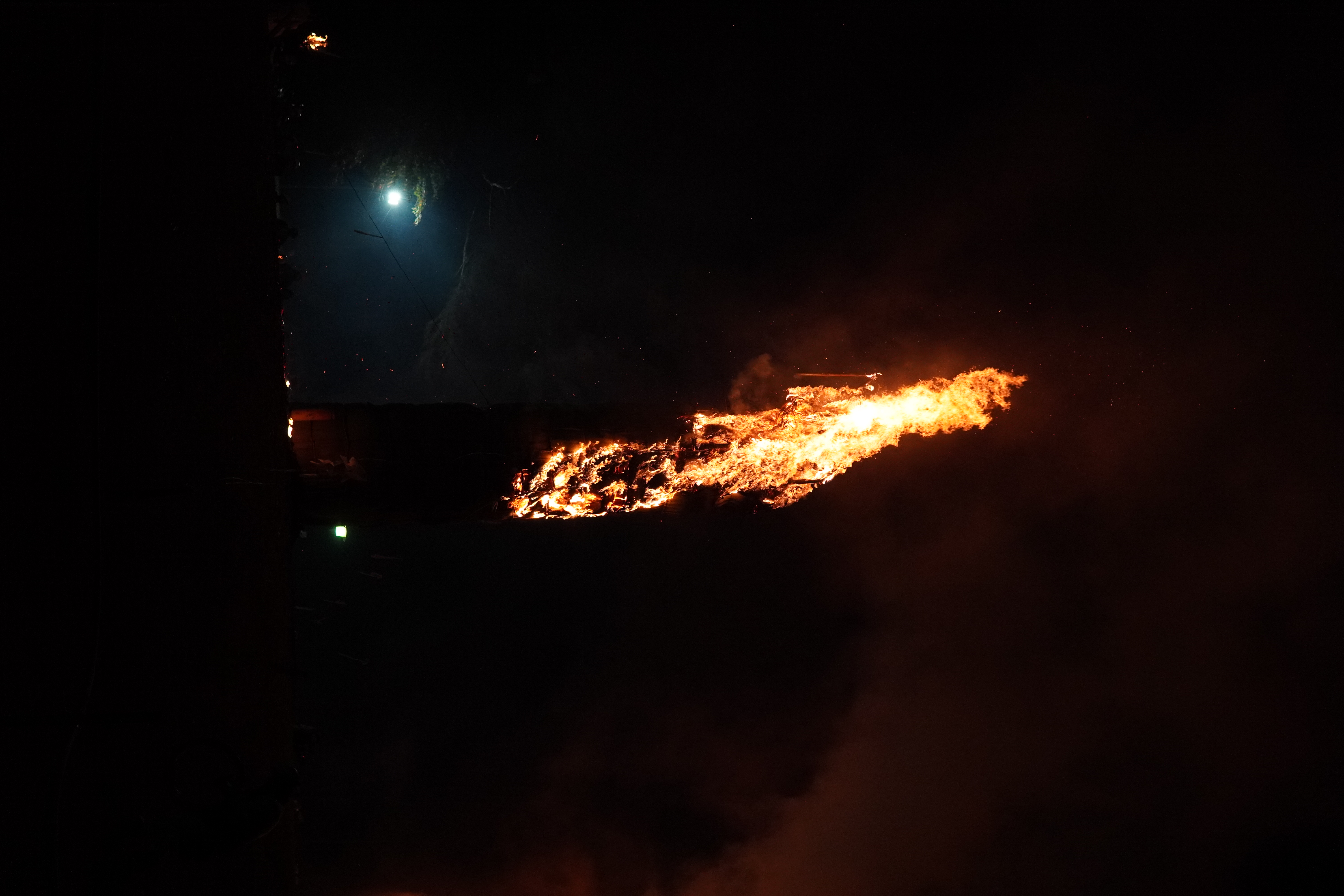 erste Fackel schon stärker abgebrannt