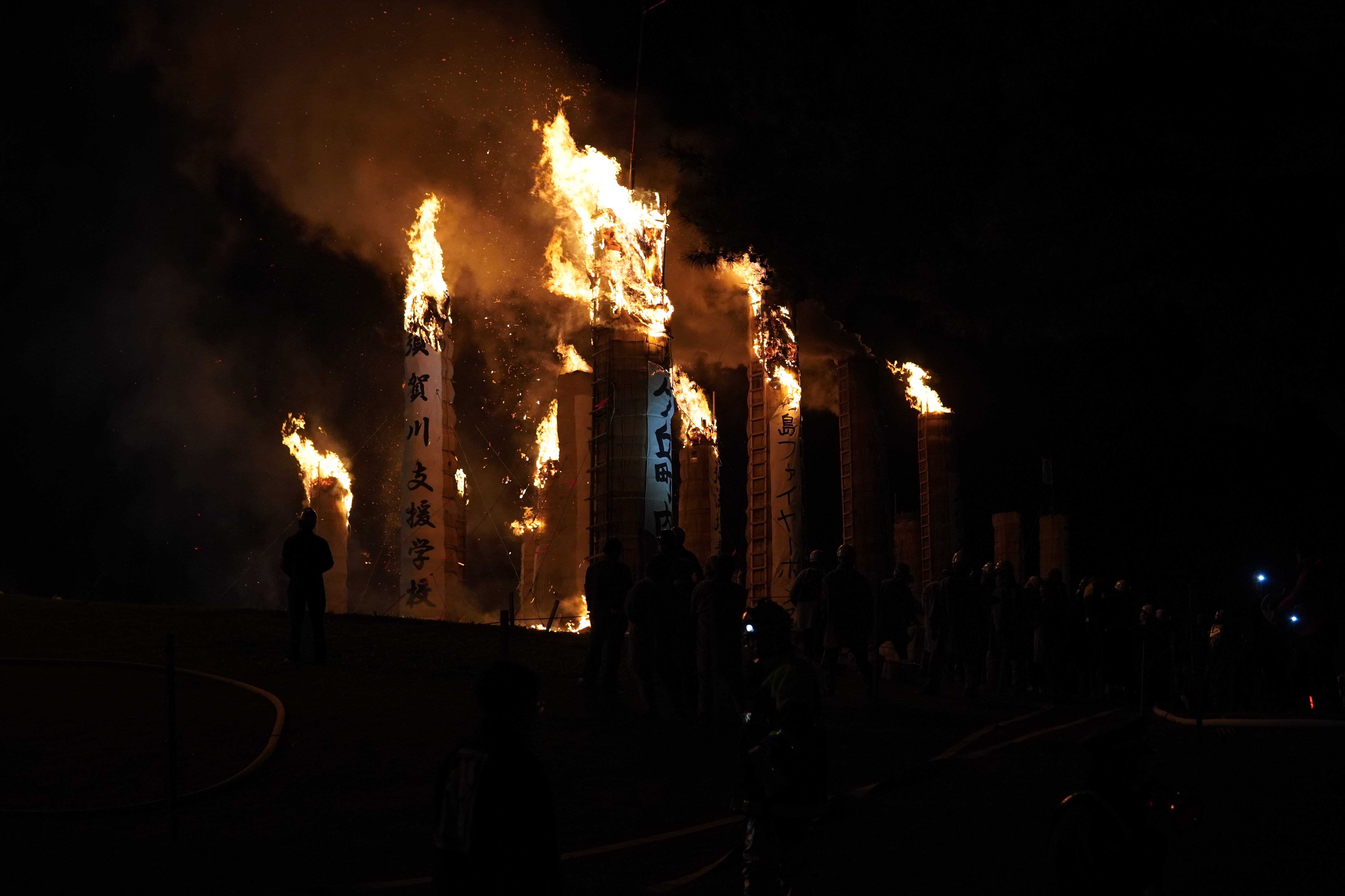 weitere brennende Fackeln