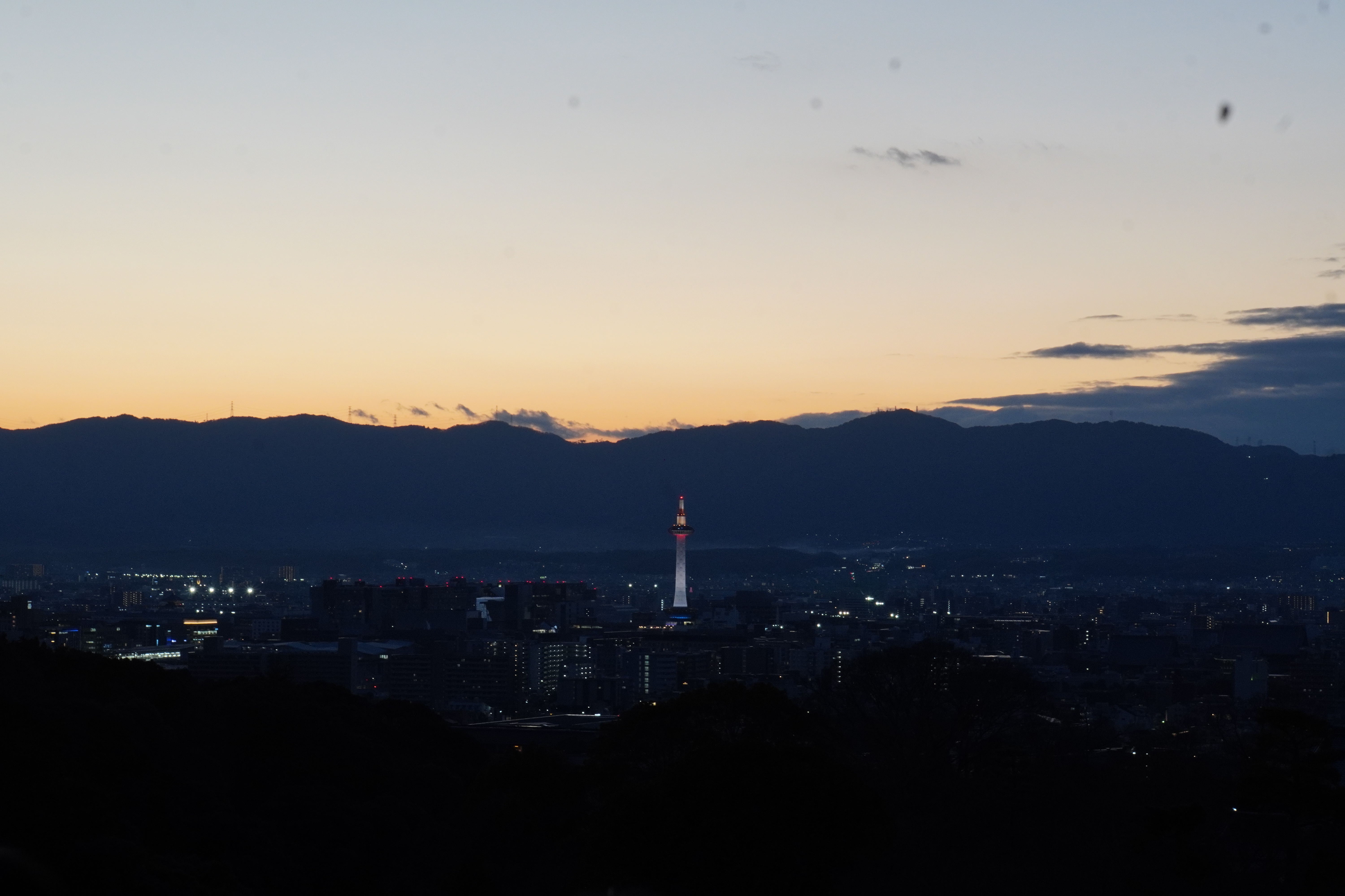 Ausblick von Tempel auf Stadt bei Nacht